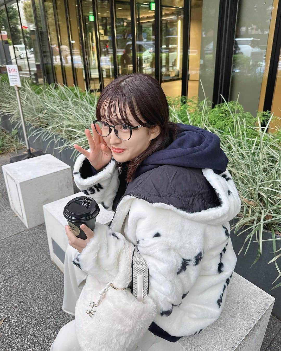 のインスタグラム：「もこもこめるさん☕️  事務所でお仕事したあとマネージャーとちょっとお散歩♡最近ブラックコーヒーが飲めるようになりました🙋大人デビューです！」