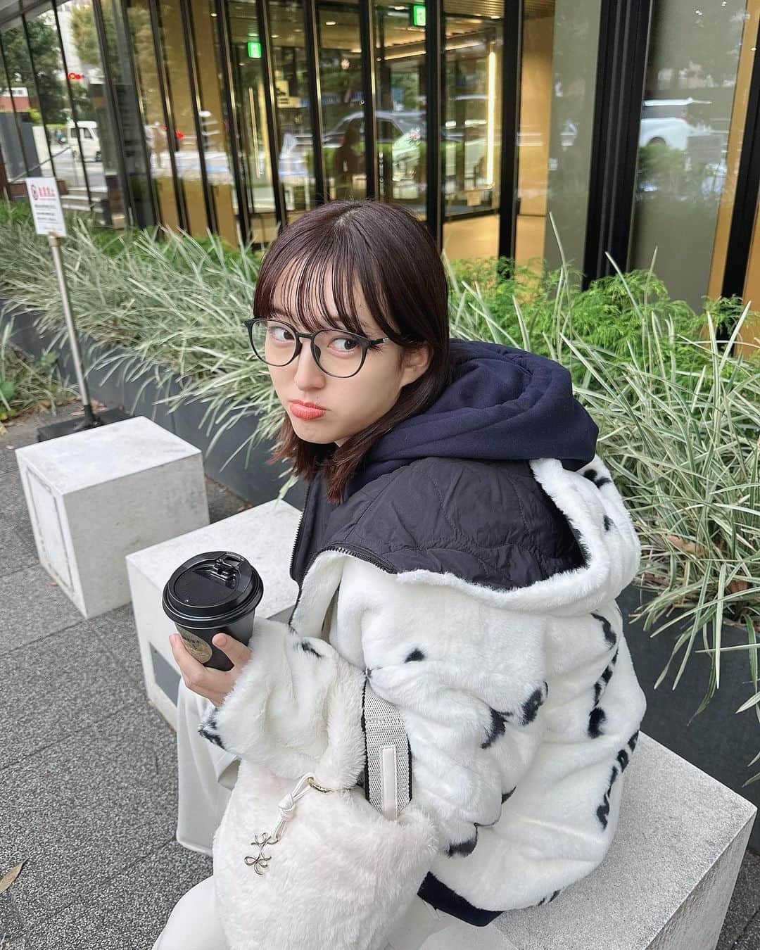 田島芽瑠さんのインスタグラム写真 - (田島芽瑠Instagram)「もこもこめるさん☕️  事務所でお仕事したあとマネージャーとちょっとお散歩♡最近ブラックコーヒーが飲めるようになりました🙋大人デビューです！」11月15日 18時53分 - meru_chan_official