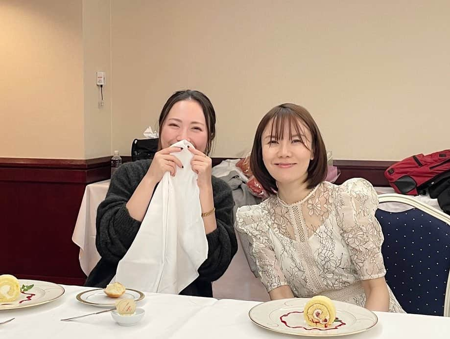 半崎美子さんのインスタグラム写真 - (半崎美子Instagram)「第23回「JAさっぽろ女性の集い」で半崎美子コンサートでした。JA北海道大会で以前お会いした皆様や新たな出会い、心に染み入るお言葉をいただきました。日々を耕す女性部の皆様のパワーに敬服します。控え室にて、道産食材を使用したデザートまで美味しくいただきました。ヘアメイクの佐藤さんと♪ 12月はJA十勝の女性会へ🎤  #jaさっぽろ  #半崎美子」11月15日 18時55分 - yoshikohanzaki