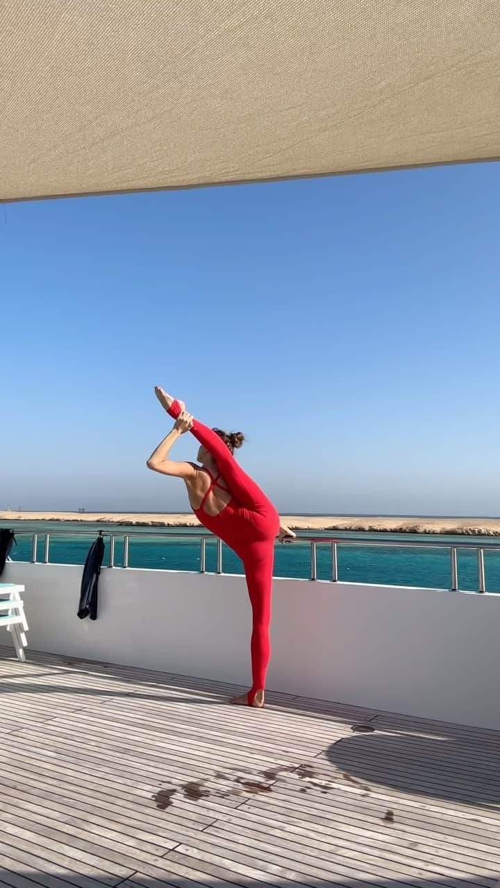 ウリアナ・ドンスコワのインスタグラム：「Egypt. Part 2. Morning.   I wake up at 5.30 on the boat and start my day with kitesurfing. Then I have a necessity of stretching. Because stretching is the most important thing in my life 🤣👌 I’m not kidding😉   Египет. Часть 2. Утро на лодке.   Просыпаюсь тут в 5.30 и начинаю день с кайтсёрфа в 6 утра. Далее для меня обязательная программа - стретчинг. Не могу жить без стретчинга, ведь как оказалось это самая важная вещь в моей жизни. Всё что у меня есть, все те люди что вокруг, всё благодаря шпагату. Не шучу ни капельки 😝😂  #stretching #is #everything」