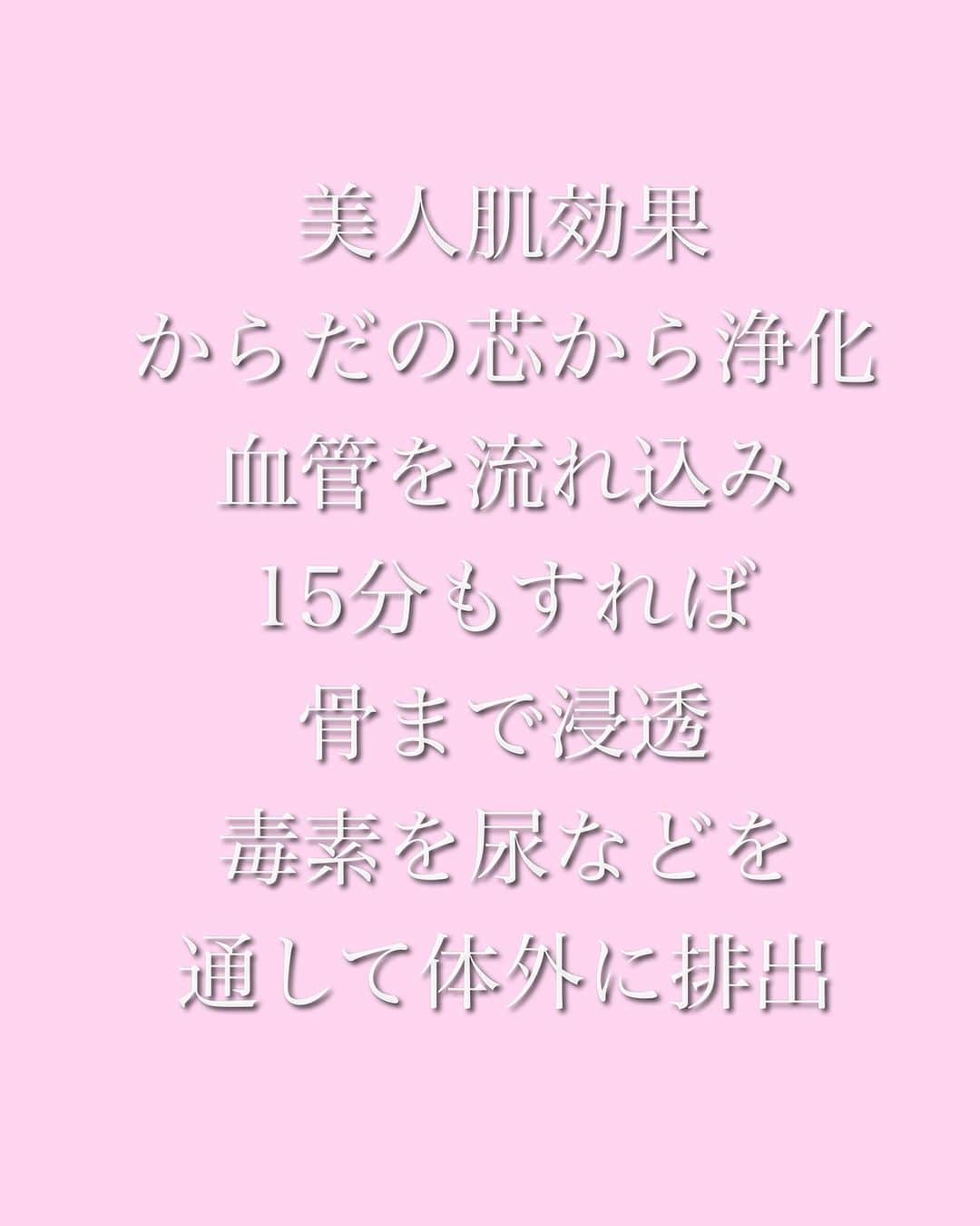 大河内志保さんのインスタグラム写真 - (大河内志保Instagram)「以前TVでもご紹介した奇跡のマッサージオイル  最近寒くなってきましたね🍂  投稿を見てくださっている皆様にふと 芯から温まって頂きたいなと思いまして  私はアーユルヴェーダ療法が好きで食でも参考にしていて、このオイルは芯から温まり個人的にお薦めです。 アレルギーがある方は腕に塗って試してからが良いと思います。  インナーを着なくても自家発電 内臓が自ら活性化される事は外から温めるよりも細胞の生命の活動がエネルギッシュになるなります。 イメージ、美女と野獣のバラ🌹で散りかけた花が蘇る感じ✨😌  <オイルの作り方> 用意する物 ・太白ごま油、お鍋、温度計🌡️、密閉ボトル（ガラス） ※じょうごがあると便利  ①太白ごま油を鍋に移し、弱火で温めます。 ②90℃に加熱したら火から降ろし、そのまま100℃になるのを待ちます。 ※110℃以上にならないように気をつけて ③自然に冷まします。 冷めたオイルを鍋から清潔な密閉ボトルに移します。  ◎保存は冷暗所で、2カ月の間に使い切りましょう。  <使い方> ＊ここ大事👇 ①小さなボトルに小分けして（1週間分程入る瓶🫙100均で大丈夫）  ②使う時に小分けしたボトルごと湯せんし、人肌に温めて使います  1回の目安は大さじ2杯ほど、乾燥具合により量を調節、ベトベトして困らない程度に 🔐全身でも、部分的にでも大丈夫ですが 基本は全身で、オイルを塗る時も塗ったあとも部屋を温かくして10分〜15分放置した方が効果的 温かいお風呂場でも🆗 温めたタオルで拭いても良いですがシャワーで洗い流すか、お風呂で温めると浮いてきた毒素を洗い流す事ができます。  オイルでうがいをすると喉を潤します 頭皮の乾燥にも⚪︎  ※妊娠中や病気、満腹どき、だるい時、オイルに違和感がある時は🆖  #アーユルヴェーダ #自然治癒力  #太白ごま油でマッサージ  #オーガニックの白ごま油でも⚪︎ #セルフマッサージ  #デトックス #たまにでも #シロダーラ  #10年後の肌が違う #ayurveda  #oilmassage 健康に関してはこちらのアカウントが中心になります @shiho__wellness」11月15日 18時56分 - okouchi_shiho