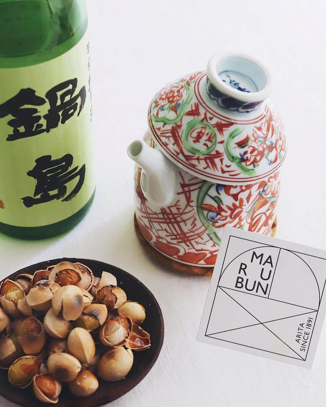 樋口正樹さんのインスタグラム写真 - (樋口正樹Instagram)「Roasted Ginkgo & Sake🍶  塩炒りの銀杏、好きなんです！ そして今夜は佐賀の酒「鍋島」 特別純米酒を温燗でいただく。  徳利と盃は万暦文様の有田焼。 自分の適量１合半が入ります。 程よいサイズの好ゅきな酒器。 👉 @aritayaki_marubun  . #お酒は20歳になってから #塩炒り銀杏 #銀杏の塩炒り #酒の肴 #熱燗 #徳利 #鍋島 ⁡#富久千代酒造⁡ ⁡ #有田焼#まるぶん #アリタセラ #aritayaki #marubun #pr」11月15日 18時57分 - higuccini