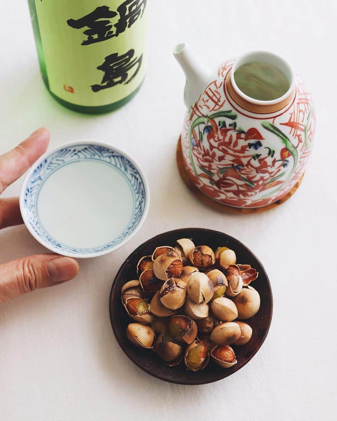 樋口正樹さんのインスタグラム写真 - (樋口正樹Instagram)「Roasted Ginkgo & Sake🍶  塩炒りの銀杏、好きなんです！ そして今夜は佐賀の酒「鍋島」 特別純米酒を温燗でいただく。  徳利と盃は万暦文様の有田焼。 自分の適量１合半が入ります。 程よいサイズの好ゅきな酒器。 👉 @aritayaki_marubun  . #お酒は20歳になってから #塩炒り銀杏 #銀杏の塩炒り #酒の肴 #熱燗 #徳利 #鍋島 ⁡#富久千代酒造⁡ ⁡ #有田焼#まるぶん #アリタセラ #aritayaki #marubun #pr」11月15日 18時57分 - higuccini