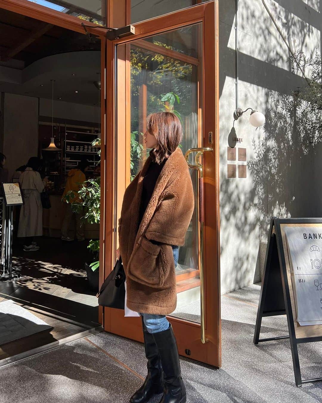 石黒美帆さんのインスタグラム写真 - (石黒美帆Instagram)「.  暑がりだからいつ羽織れるかなぁ と思っていたボアケープ。 ちょうど良い気温になってようやく🧸🤎 ⁡ ⁡」11月15日 18時57分 - miho_ishiguro