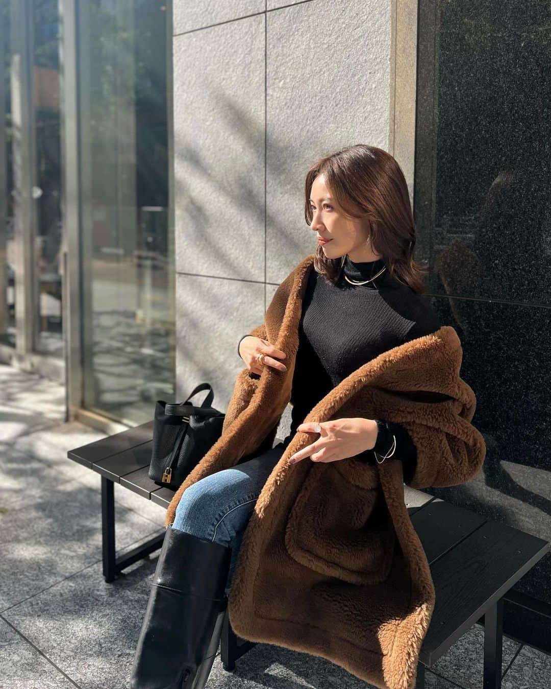 石黒美帆のインスタグラム：「.  暑がりだからいつ羽織れるかなぁ と思っていたボアケープ。 ちょうど良い気温になってようやく🧸🤎 ⁡ ⁡」