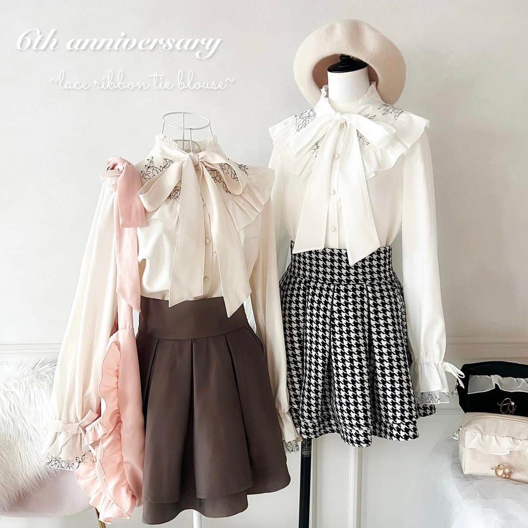 apres jour(アプレジュール) のインスタグラム：「【 𝐚𝐩𝐫𝐞𝐬 𝐣𝐨𝐮𝐫 🎀 𝟔𝐭𝐡 𝐚𝐧𝐧𝐢𝐯𝐞𝐫𝐬𝐚𝐫𝐲 🎂 】　 発売前から大反響💞 ⁡ 11/16(thu)21:00〜release🧸 ⁡ ◆大人気のボウタイブラウスが周年限定デザインで登場♡ ⁡ レース、リボン、フリルと女の子らしさ溢れる要素をたっぷりと詰め込んだ 可愛らしく華やかなガーリーブラウス♡ 1枚持っていれば重宝する着回し力も抜群なアイテムです！  袖口はキャンディースリーブになっており、 ディテールまでこだわったアイテムです。  さらさらとした落ち感のある生地のため着心地も抜群◎ ボレロカーディガンやワンピースとのレイヤードコーデもおすすめです！ ⁡ 再販なしの6周年限定アイテムとなりますのでこの機会に是非♡ ⁡ ⁡ #レースフリルボウタイブラウス 商品番号🔎987924 サイズ…F/XL ¥3,595(taxin) ⁡ ⁡ こちらの画像はインスタ用に加工しておりますので、カラーの雰囲気が実際の商品と異なる場合がございます。 商品ページにてカラーのご確認をお願い致します。 ⁡ #ZOZOでしか買えない #アプレジュール #アプレ部」