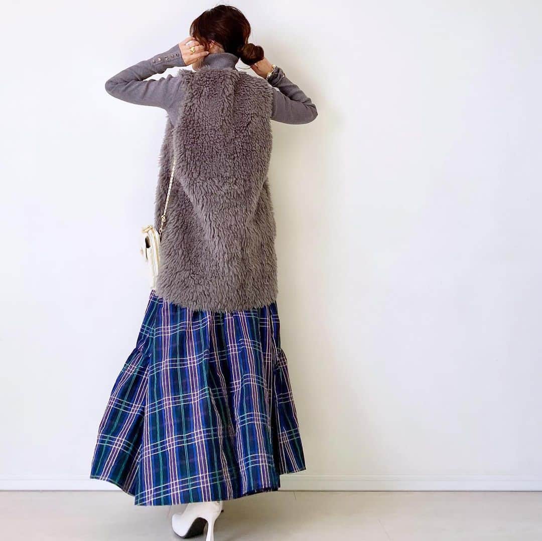 マナさんのインスタグラム写真 - (マナInstagram)「. 💜 冬コーデに映える#チェックスカート   @o0u_official  🏷️チェックボリュームスカート  フリーサイズだから小柄さんにはピッタリとはいかないけど (ウエストも丈も) 十分着られましたよ◎ デザインが可愛いから沢山着ちゃう♡  coordinate item knit #zara 昨年 vest @o0u_official  boots #grl  bag @zakkabox_  . . . . . .#o0u #オーゼロユー #スカートコーデ #冬コーデ #低身長コーデ #アラフォーコーデ #大人かわいい」11月15日 18時58分 - ma_anmi
