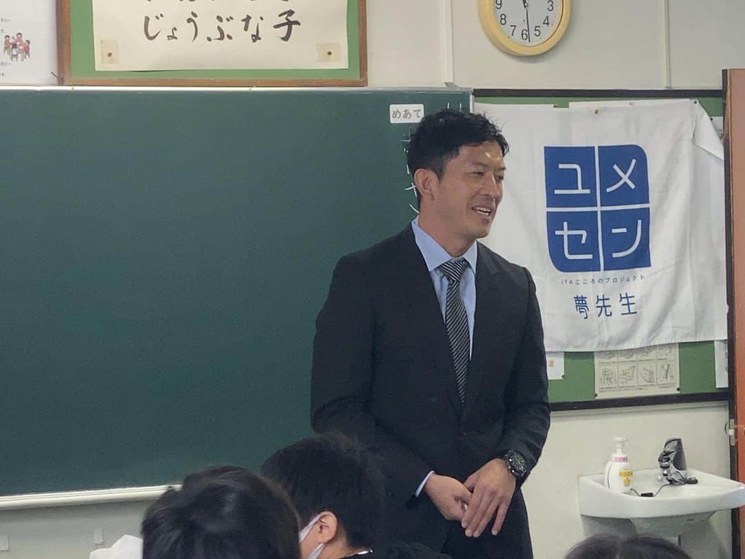太田吉彰さんのインスタグラム写真 - (太田吉彰Instagram)「北海道北竜町の真竜小学校で 『夢の教室』夢先生をさせていただきました。　  寒さに負けない元気いっぱいの子供達と楽しく授業をすることができました。 たくさんの子供達の夢が聞けて嬉しかったです！  ありがとうございました。  北竜町は、夏は向日葵が有名みたいですが、この時期は、雪景色がとても綺麗でした！  #日本サッカー協会　 #夢の教室　#ユメセン　 #心のプロジェクト　 #北海道　#北竜町　#真竜小学校」11月15日 18時59分 - yoshiakiohta09