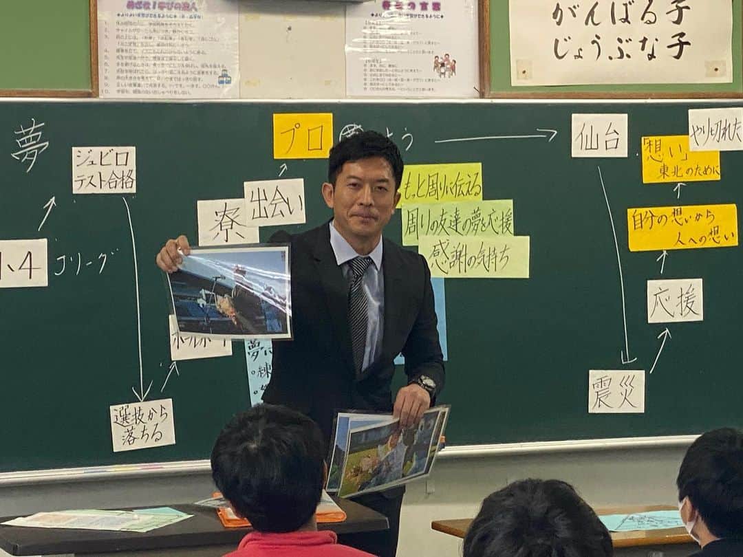 太田吉彰のインスタグラム：「北海道北竜町の真竜小学校で 『夢の教室』夢先生をさせていただきました。　  寒さに負けない元気いっぱいの子供達と楽しく授業をすることができました。 たくさんの子供達の夢が聞けて嬉しかったです！  ありがとうございました。  北竜町は、夏は向日葵が有名みたいですが、この時期は、雪景色がとても綺麗でした！  #日本サッカー協会　 #夢の教室　#ユメセン　 #心のプロジェクト　 #北海道　#北竜町　#真竜小学校」