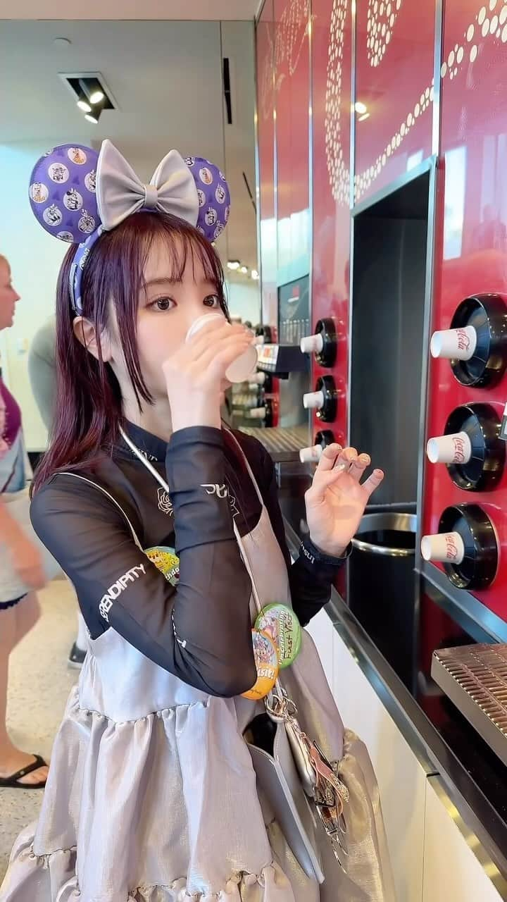 桃乃木かなのインスタグラム：「色んな国のコカコーラ飲み比べ🥤✌︎  パーク内に無料で飲み比べできる施設があったよ〜！ 私は甘いのが好きでした！ (韓国、ドミニカ共和国、マダガスカルあたり) 日本のコーラはラインナップになかった〜  ᯅ̈   #WDW #ウォルトディズニーワールド  #epcot #cocacola」