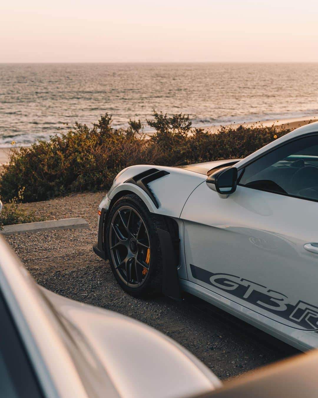 Porscheさんのインスタグラム写真 - (PorscheInstagram)「You need two wings to fly. 📸 @relivinap 🏎️ @torisgarage #PorscheMoment __ 911 GT3 RS: Fuel consumption combined in l/100 km: 13,4 (WLTP); CO2 emissions combined in g/km: 305 (WLTP) I https://porsche.click/DAT-Leitfaden I Status: 11/2023」11月15日 19時00分 - porsche