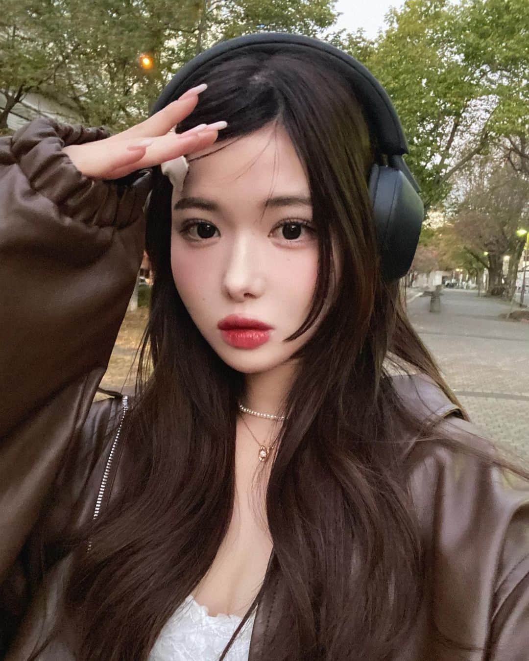 きぬのインスタグラム：「巻き巻き🌀 ストレートも好きだけど、最近ゆるまきも好き〜  巻き髪するときはSURUREのロックミルク使ってるよ〜  ロックミルクって前まで使ったことなかったんだけど、つけてから巻くと巻き髪ちゃんとキープされるし、寒くなってきて乾燥も気になるから保湿されてめちゃめちゃ良い〜〜🙈🧣  ふわっとしたスタイリングがしたいとかパサつきが気になる方はぜひ☺︎☺︎  逆にストレートにするときは、ロックオイルの方がオススメ〜！ ツヤ感も出るし、数時間後のうねりもめちゃめちゃ少ないよ◎  ホワイトティーのめちゃめちゃいい香り🫖  #PR #SURURE #スルレ #ロックオイル #ロックミルク」