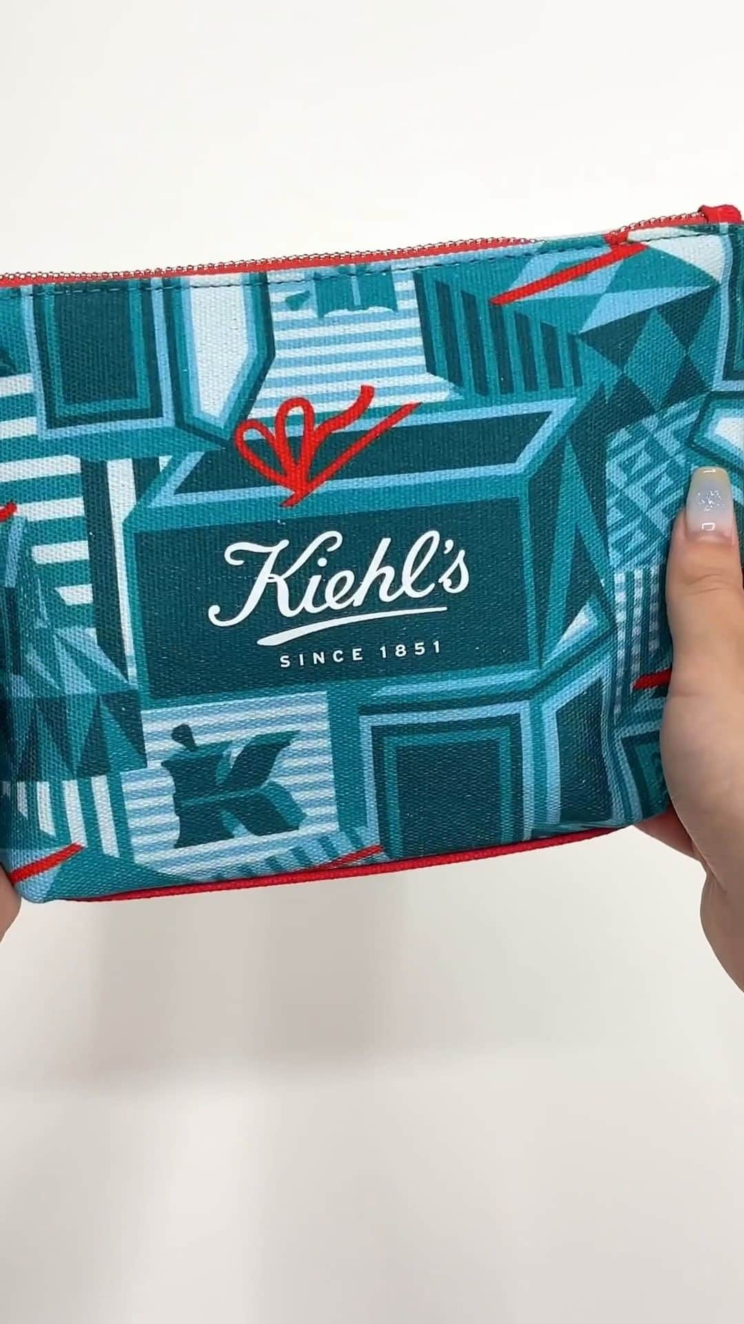 キールズ Kiehl's Japanのインスタグラム：「#キールズ では、ホリデイ限定エディションを含む12,100円(税込)以上ご購入で、ホリデイポーチをプレゼント中！🎁 ホリデイカラーの緑のポーチに、“緑色”の入っているキールズ製品を入れてみました💚 お好きな製品があったらコメントしてね😉今だけのホリデイ限定ポーチをお早めにチェック！🎄 ※ポーチのカラーをお選びいただけるのは、キールズストアでのご購入のみとなります。 @kiehlsjp #Kiehls #スキンケア #キールズホリデイ2023」