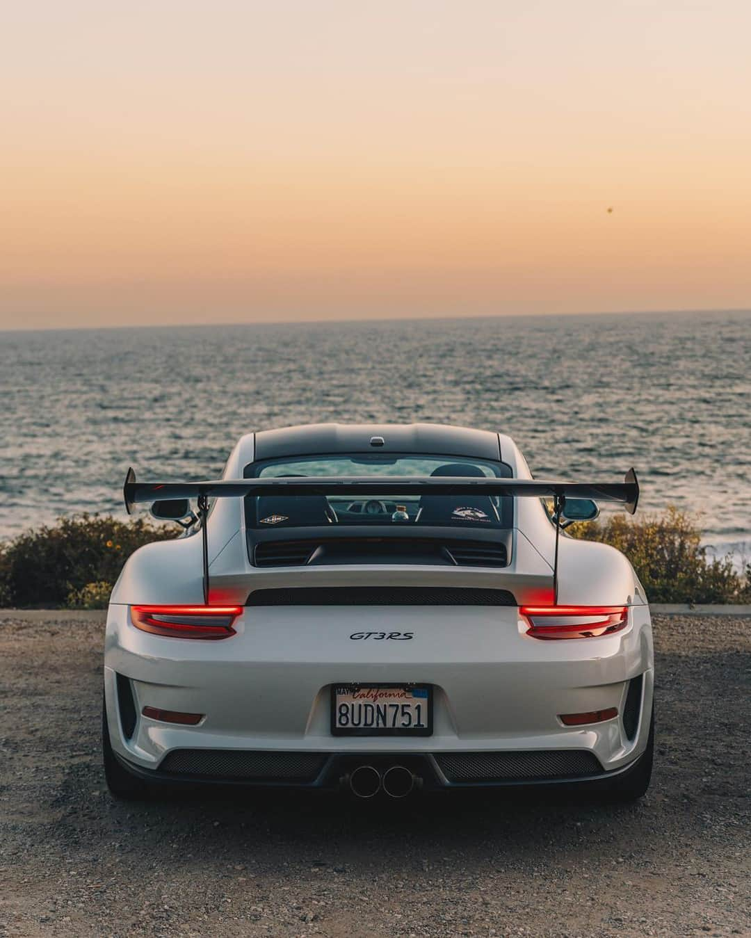 Porscheさんのインスタグラム写真 - (PorscheInstagram)「You need two wings to fly. 📸 @relivinap 🏎️ @torisgarage #PorscheMoment __ 911 GT3 RS: Fuel consumption combined in l/100 km: 13,4 (WLTP); CO2 emissions combined in g/km: 305 (WLTP) I https://porsche.click/DAT-Leitfaden I Status: 11/2023」11月15日 19時00分 - porsche