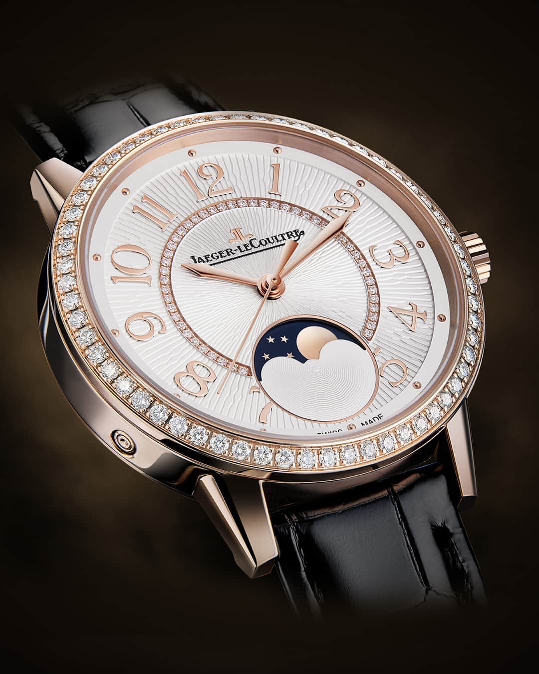 ジャガールクルトのインスタグラム：「The most celestial complication.  #VirtuosityOfNature _ Rendez-Vous Moon Designed, made and assembled in our Manufacture _ Homage to the watchmakers’ fascination for the moon and celestial movements, the Rendez-Vous Moon uncovers a detailed moon phase display. Set within an aperture at 6 o’clock, the moon disc passes across a deep blue sky, surrounded by a river of golden stars. _ #JaegerLeCoultre #RendezVous」