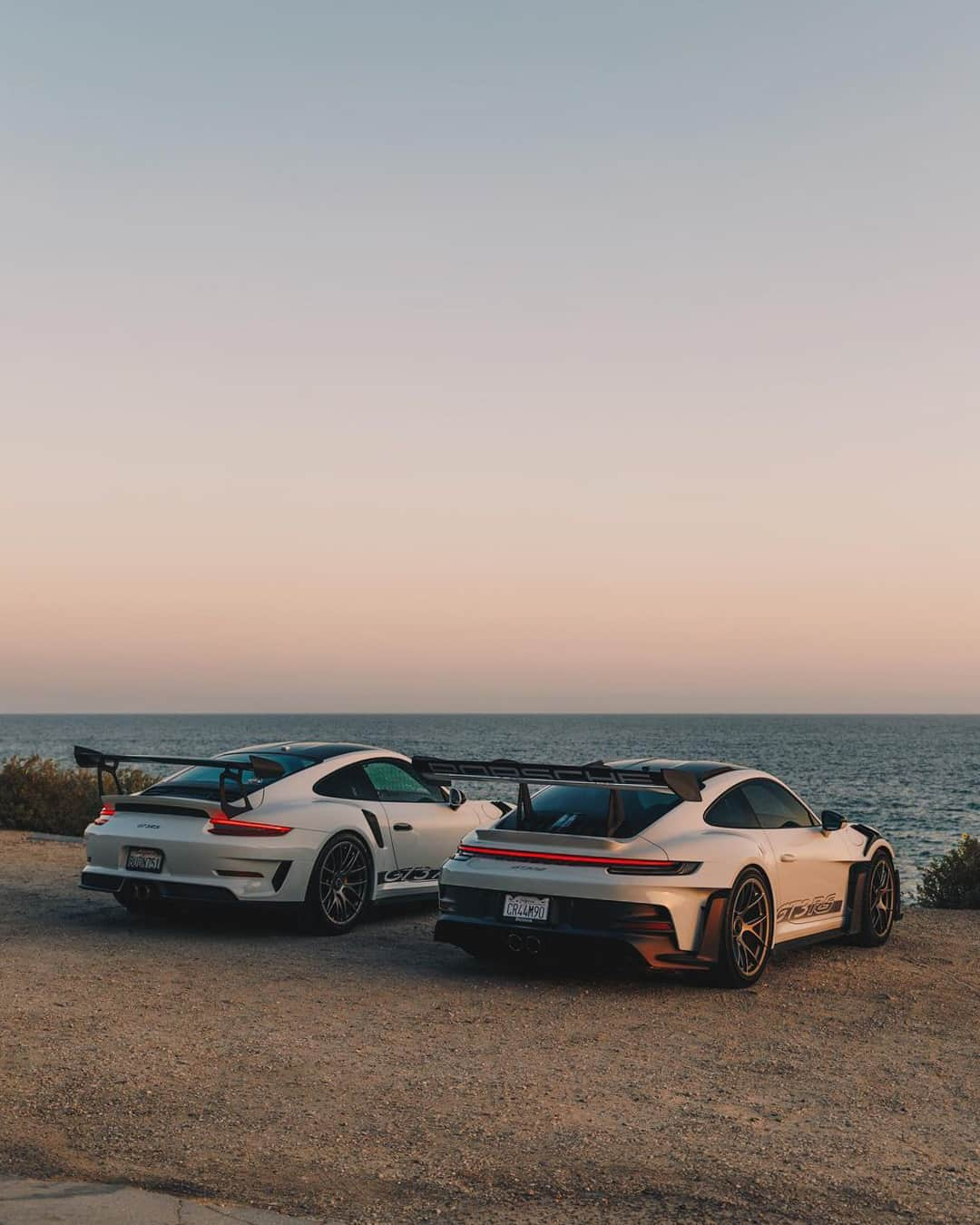 Porscheのインスタグラム：「You need two wings to fly. 📸 @relivinap 🏎️ @torisgarage #PorscheMoment __ 911 GT3 RS: Fuel consumption combined in l/100 km: 13,4 (WLTP); CO2 emissions combined in g/km: 305 (WLTP) I https://porsche.click/DAT-Leitfaden I Status: 11/2023」