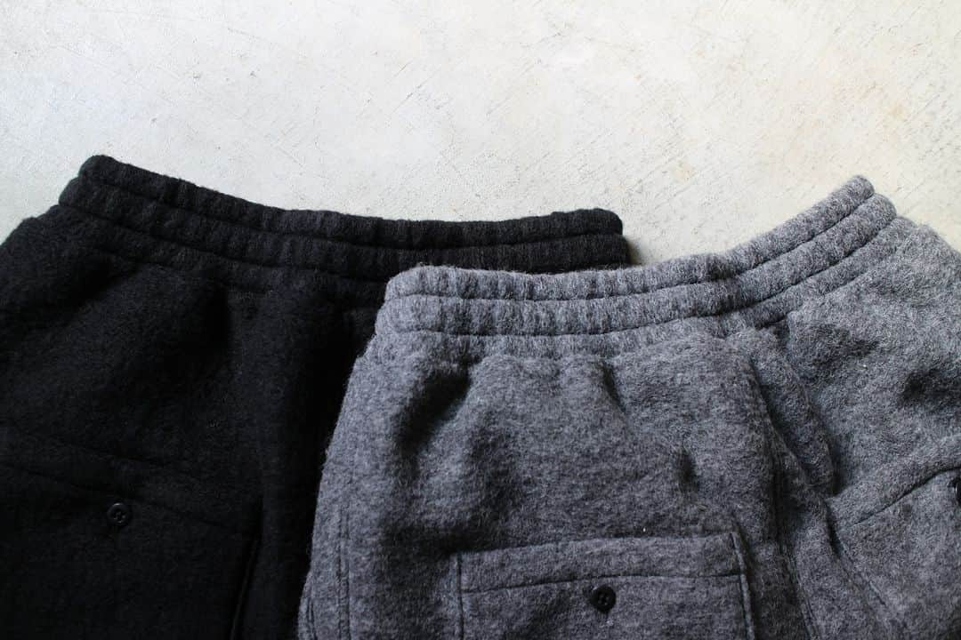 Jackmanさんのインスタグラム写真 - (JackmanInstagram)「▽ FW23 WOOL ROOKIE PANTS JM4375 70%WOOL 30%POLYESTER ￥24,200 Color: 07Black，30Heather Gray  太くて柔らかい毛質が特徴の シェットランドウールを 無理な撚糸をおこなわず かさ高に編み上げ 温かい空気を繊維の中に とどまらせる工夫を施した ルーキーパンツ  裏地には 起毛フラノを使用して ウールのチクチク感を防止 高い縫製技術によって 裏地が付いていないかのような シルエットに仕上げました  今年一番 暖かいパンツです」11月15日 19時00分 - jackman_official