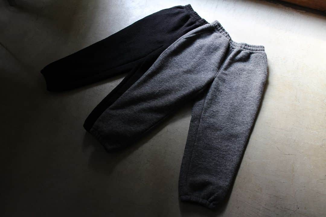Jackmanさんのインスタグラム写真 - (JackmanInstagram)「▽ FW23 WOOL ROOKIE PANTS JM4375 70%WOOL 30%POLYESTER ￥24,200 Color: 07Black，30Heather Gray  太くて柔らかい毛質が特徴の シェットランドウールを 無理な撚糸をおこなわず かさ高に編み上げ 温かい空気を繊維の中に とどまらせる工夫を施した ルーキーパンツ  裏地には 起毛フラノを使用して ウールのチクチク感を防止 高い縫製技術によって 裏地が付いていないかのような シルエットに仕上げました  今年一番 暖かいパンツです」11月15日 19時00分 - jackman_official