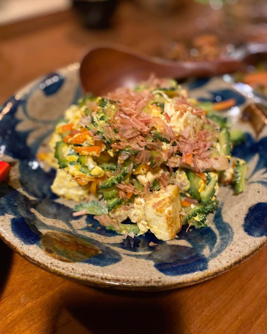 タテタカコのインスタグラム：「高橋夫妻が手作りしてくださった 優しくて美味しくて、 食べている最中も、食べ終わった後も、ずーっと続くしあわせと 滋味深いお夕飯をご馳走様になりました🙇‍♂️ 🌟黒酢炒め 🌟つるむらさきの生姜おひたし 🌟ゴーヤチャンプルー 🌟手作り胡桃のたつくり 🌟キャベツと卵とお揚げさんのお味噌汁 🌟ご飯 🌟コーン茶」