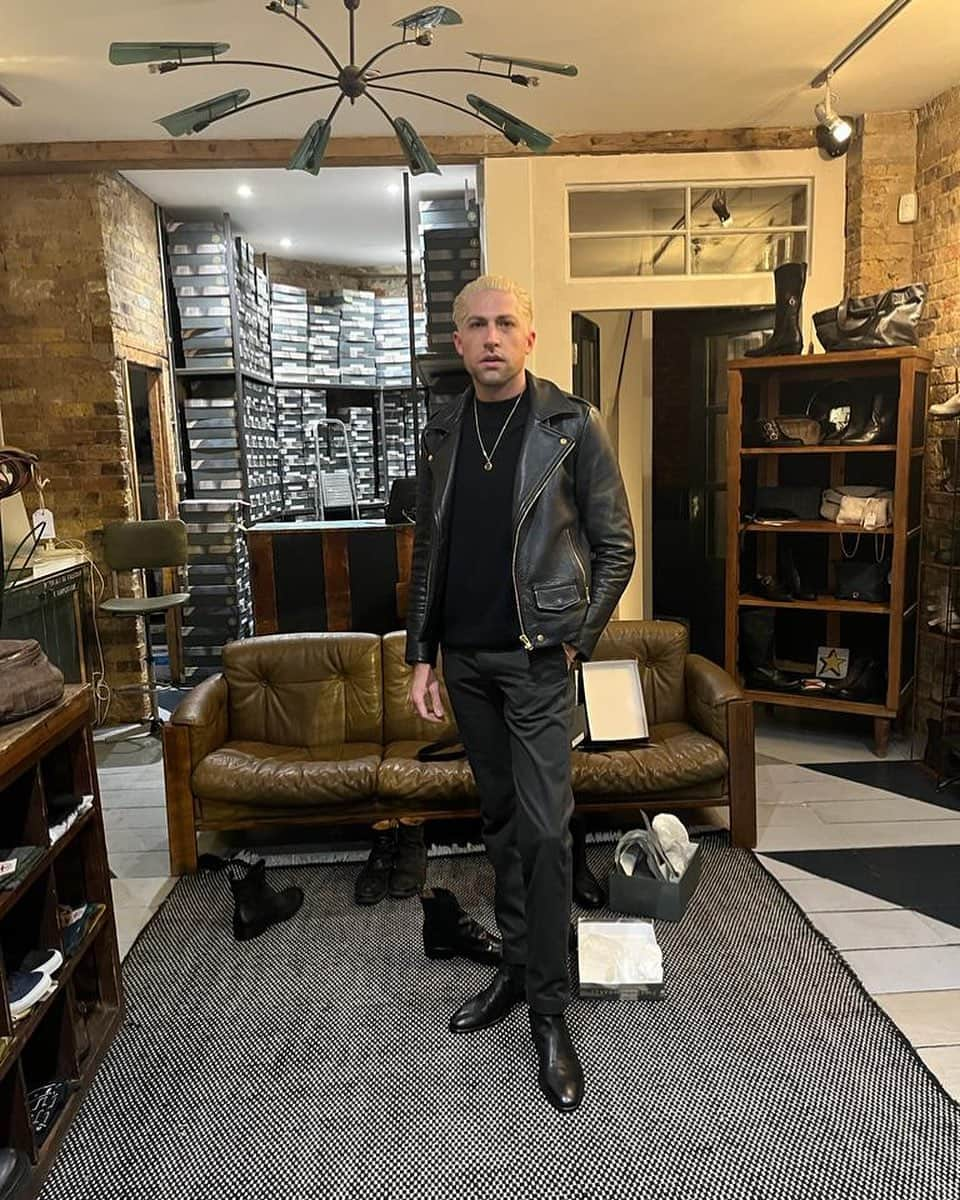 フィオレンティーニベーカーさんのインスタグラム写真 - (フィオレンティーニベーカーInstagram)「Guess who rolled through our F+B London store? None other than the legendary @mikeyshoesss , bass guitar virtuoso from @queensofthestoneage 🎸   He stopped by to gear up for the upcoming gigs, grabbing the fab Kenny Katt & Chance Cale on his way out. 🔥   If you happen to be in London tonight, don't miss their O2 gig—secure your ticket (and some killer boots) for a night of epic moves! 🤘」11月16日 0時33分 - fiorentinibaker