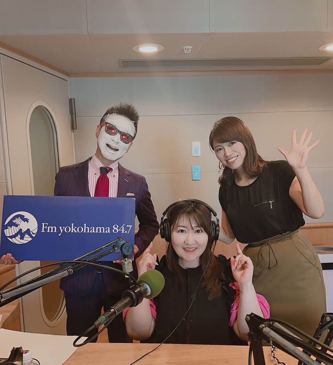 小林アナさんのインスタグラム写真 - (小林アナInstagram)「今夜のFMヨコハマ「TANSAN HOUR  今夜もシュワシュワ」は2回目の『美スト桐野のバブリーピンクWAVE』 光文社の美容雑誌『美スト』統括編集長 桐野安子さん登場です！ 今晩のテーマは、ズバリ！『Men's 美スト』！聴いてね！ 26:30から！  #今夜もシュワシュワ」11月16日 0時33分 - genkobiribiri