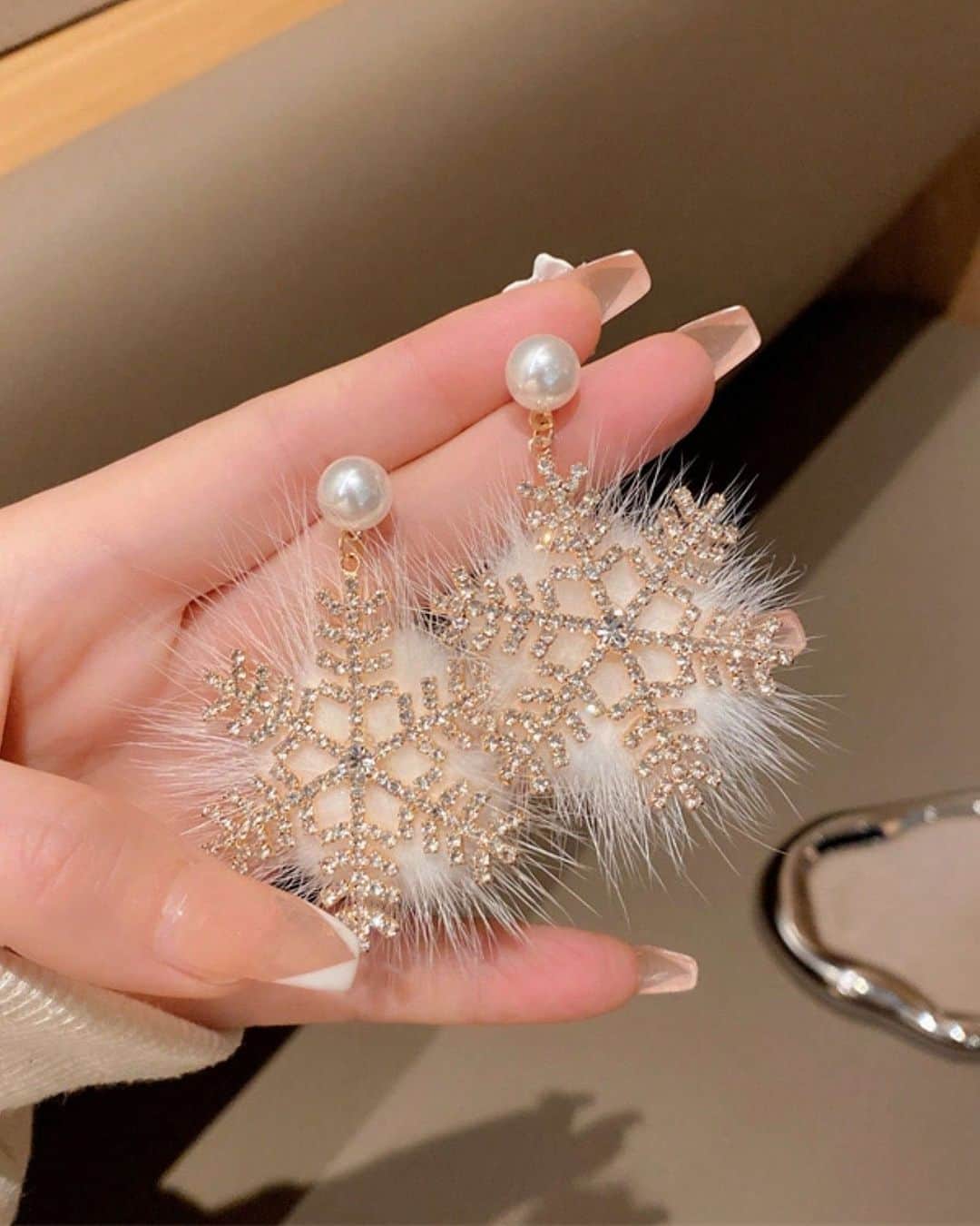 SHEINのインスタグラム：「Which extras would give your festive fits that oh so chic cheer? 🎄🎅🏻 👇  🔎 21916408 25841824 20611474  #SHEIN #SHEINforAll #SHEINstyle #fashion #chic #saveinstyle」