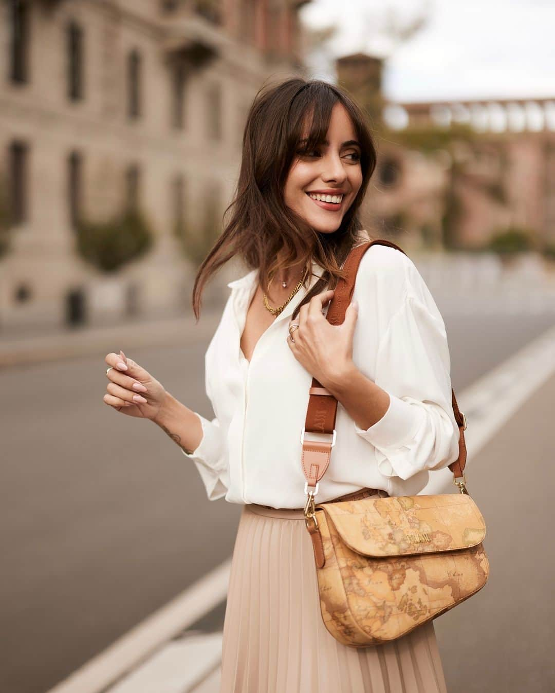 プリマクラッセのインスタグラム：「Step into the city hustle and follow the urban vibes with @giuliapenna_official, a true icon of style wearing our new #GeoClassic crossbody bag.   #AM1C #UrbanScenes」