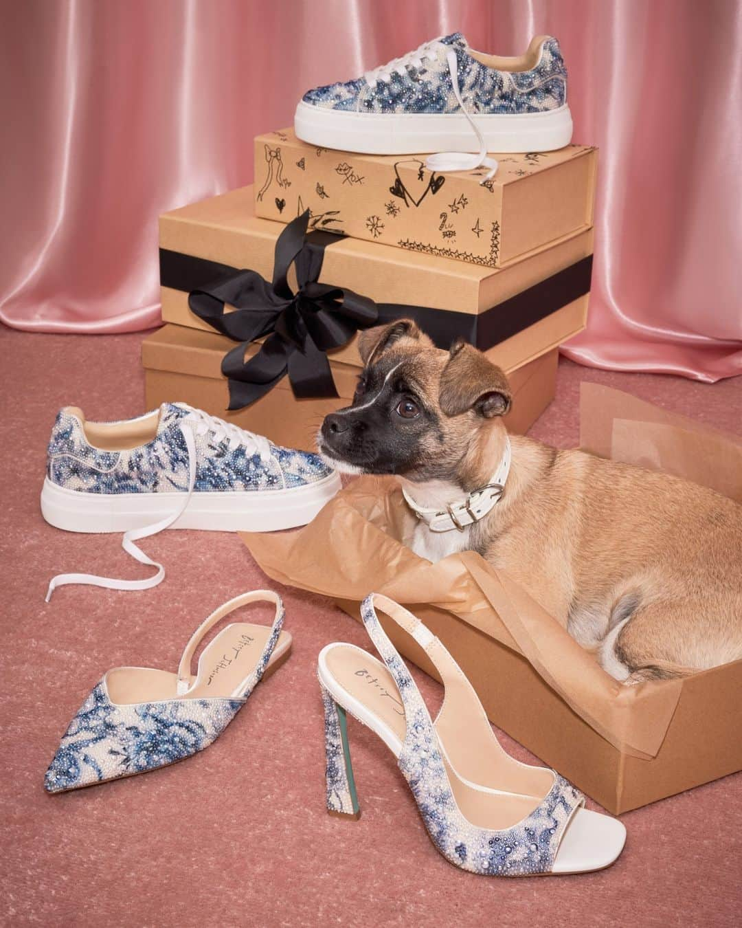 ベッツィジョンソンのインスタグラム：「💐 + 🐶? It doesn't get better than that. Have you shopped Betsey's week of surprises yet babe?」