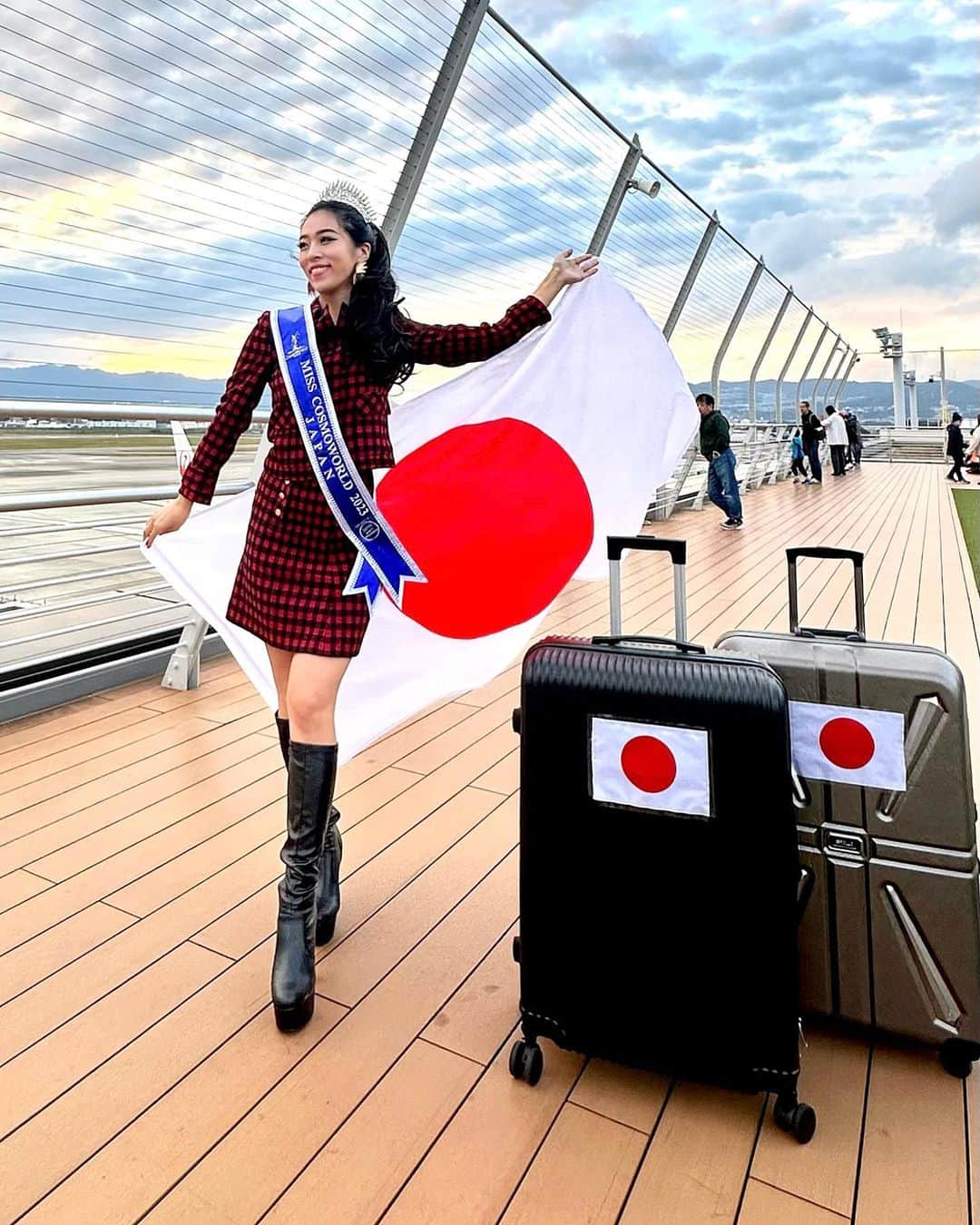 絹野志朋のインスタグラム：「. ITTEKIMASU❤️🇯🇵👋 📍Osaka, Japan  My greatest journey to Malaysia🇲🇾 Excitement and nervousness🤭💛  ＿＿＿＿＿＿＿＿＿＿＿＿＿＿＿＿＿＿＿  🇲🇾Nov 15th ~ Dec 5th Road For @misscosmoworld   National account @misscosmoworldjapan  Organizer @japan_beauty_ambassador  National director @aya_kiyota  Management @erina_hanawa_japan   #MissCosmoWorld #MissCosmoWorld2023 #MissCosmoWorldJapan #BeautyPageants @missosologyjapan @missosology_org」