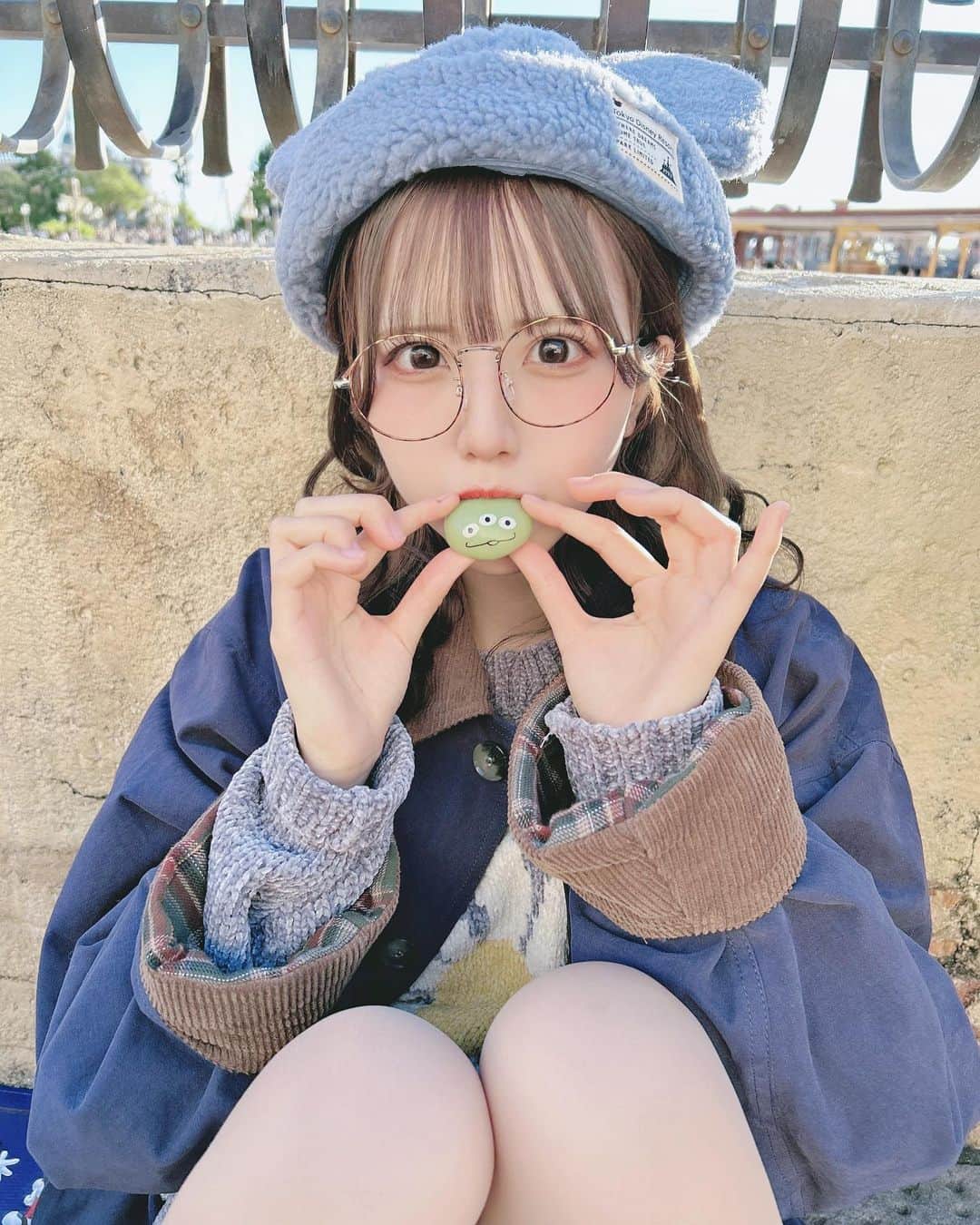 りこたにえんさんのインスタグラム写真 - (りこたにえんInstagram)「リトルグーンマン行くたび食べてるけどやっぱりりこがすきなのは期間限定でお持ち帰りやってた時のチョコチップ味🥹🍫  青っぽいもの身につけることほんとに珍しいから新鮮だね〜💙  （ショー地蔵のためレジャーシートで床に座っています🙇  #tds #tokyodisneysea  #東京ディズニーシー　#クリスマスディズニー　#リトルグリーンまん」11月15日 19時09分 - ricotanien