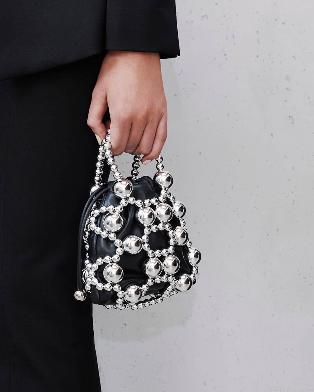 CHARLES & KEITH JAPAN CHARLES & KEITHのインスタグラム：「コーディネートの主役を張れる個性豊かなマイクロバッグ。⁠ 大小異なるビーズの煌めきは、あなたの心をときめかせる。⁠ ⁠ ビーズド トップハンドルバッグ⁠ (Article No. CK2-50151346)⁠ ⁠ #CharlesKeithFW23 ⁠ #チャールズアンドキース」