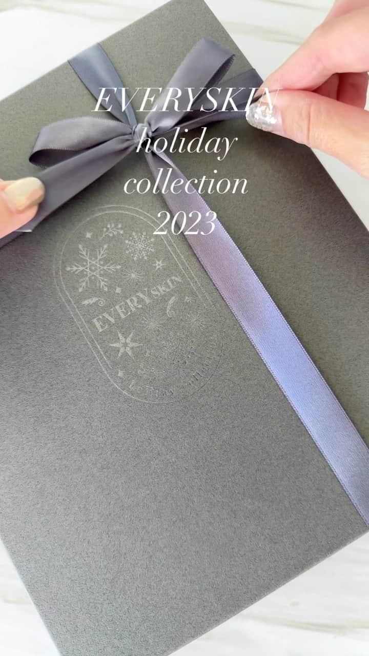 水野佐彩のインスタグラム：「・ @everyskin_official  holiday collection🎄  豪華すぎて スペシャルすぎて 本当に心からおすすめします✨✨  スターターセットもモイストセットも スキンティーオイルセラムと クレイエプソムソルトと 11月はトリートメントスティックが プレゼントでついてきます。 モイストセットはスキンジェルまで..🥺✨  このプレゼントにある スキンティーオイルセラムですが 去年の限定品のリバイバル✨ セラミドなども配合されて 美容液となってセットに入っています♡ 肌が荒れやすかった私は なかなかオイルやクリームって 抵抗があるアイテムなんですが。 エブリーのオイルとクリームは ベタつかずニキビももちろんできないし 肌がふわふわになるんです。。 本当に実感して欲しい。  お肌を健康にする これが私の2023年の肌テーマでしたが 確実にエブリーのおかげで 肌のアベレージが上がった✨ 揺らいだ時も 対処できるようになった。  何から試そう？って思った方には ぜひこのセットから始めてほしい✨ 初めての方にはスターターがおすすめだけど モイストの内容最高だしな...🥺 スキンジェルプレゼントだなんて😢❤️ 両方購入しても後悔させないくらい ちょうSpecial ちょうお得🉐すぎる ホリデーコレクションですよ🎅🏻🎄  今月は"n782"で500円offになるので さらにお得にgetしてね🤶🏻❤️❤️  #PR #everyskin #エブリースキン #セラミド #セラミド」