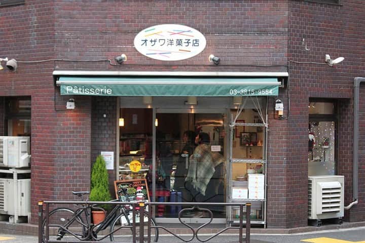レッツエンジョイ東京さんのインスタグラム写真 - (レッツエンジョイ東京Instagram)「かわいくて美味しいイチゴスイーツ🍓❣  本郷三丁目にある「オザワ洋菓子店」の看板商品「イチゴシャンデ」。  イチゴの上に帽子のような生クリームがのった「イチゴシャンデ」は、見た目もかわいく、味わいもバツグン。遠方からわざわざ買いに訪れる人もいるほど人気で、自分へのご褒美にもピッタリのスイーツです。  確実に手に入れるためには、早めの時間帯の来店か前日までの予約がオススメ😉 ※ 前日でもすでに予約がうまっている場合があるので、電話か店頭でご確認ください（11/16追記）  🔸オザワ洋菓子店 @ozawayougashiten 📍東京都文京区本郷3-22-9 🚉本郷三丁目  #レッツエンジョイ東京 #おでかけ #おでかけスポット #東京 #本郷 #オザワ洋菓子店 #イチゴシャンデ #本郷スイーツ #東京スイーツ #いちごスイーツ #いちご好き #いちご大好き #手土産 #手土産にオススメ #手土産スイーツ #スイーツ #ケーキ #焼き菓子 #ニノさん #嵐にしやがれ #ロケ地巡り #いちご #おやつ #おうちカフェ #お菓子」11月15日 19時02分 - lets_enjoytokyo