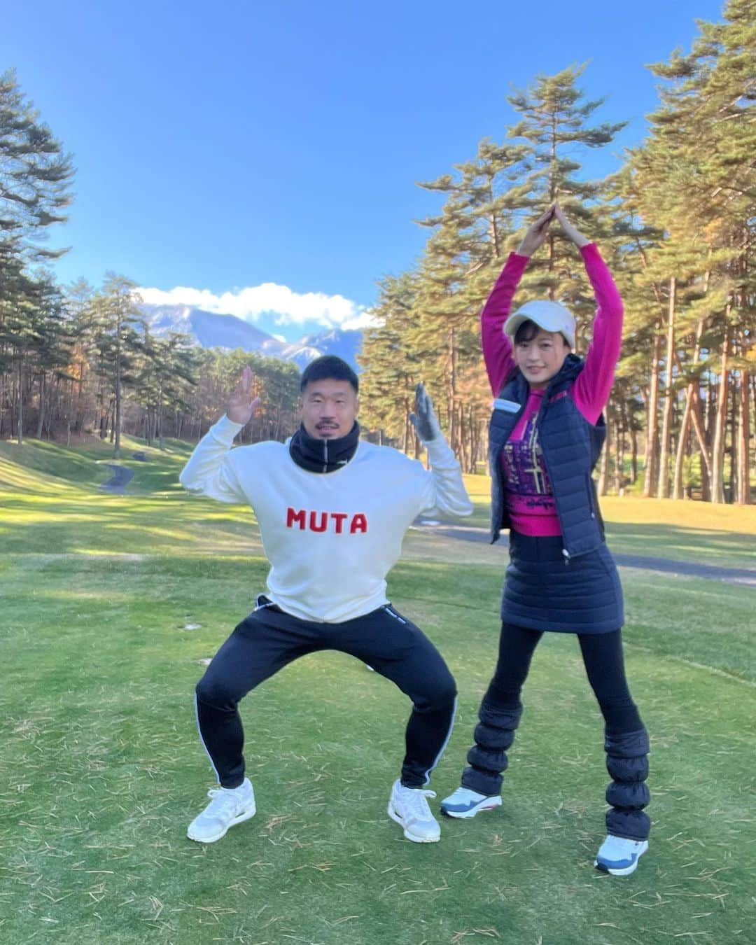 高橋としみさんのインスタグラム写真 - (高橋としみInstagram)「軽井沢2日目⛳️  ウェアは　@champion_japan  この2日は1番暖かいウェア着ました😊 風がなければ天気も良かったので 暖かかったよ✨風吹くとふるえる🥶  終わってからのお風呂は天国🛁  動画は @royalblue_golfresort での 山に向かってティーショット🏌️‍♀️ 景色キレイだったなー⛰️  #ゴルフ#ゴルフ女子#ゴルフウェア#ロイヤルブルーゴルフリゾート#golf#高橋としみ#ゴルフ好きと繋がりたい #championgolf#championjp」11月15日 19時03分 - toshimi_1002