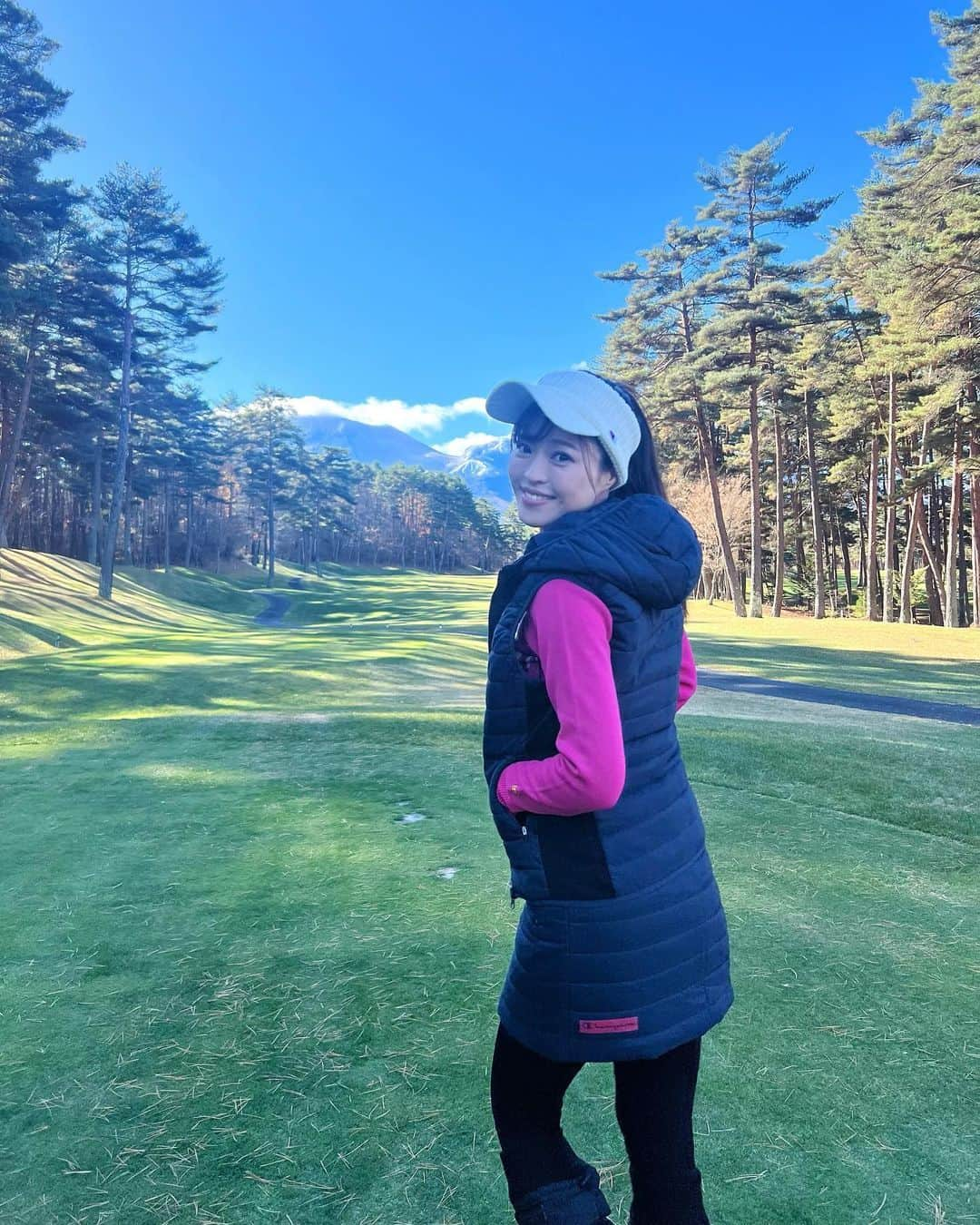 高橋としみさんのインスタグラム写真 - (高橋としみInstagram)「軽井沢2日目⛳️  ウェアは　@champion_japan  この2日は1番暖かいウェア着ました😊 風がなければ天気も良かったので 暖かかったよ✨風吹くとふるえる🥶  終わってからのお風呂は天国🛁  動画は @royalblue_golfresort での 山に向かってティーショット🏌️‍♀️ 景色キレイだったなー⛰️  #ゴルフ#ゴルフ女子#ゴルフウェア#ロイヤルブルーゴルフリゾート#golf#高橋としみ#ゴルフ好きと繋がりたい #championgolf#championjp」11月15日 19時03分 - toshimi_1002