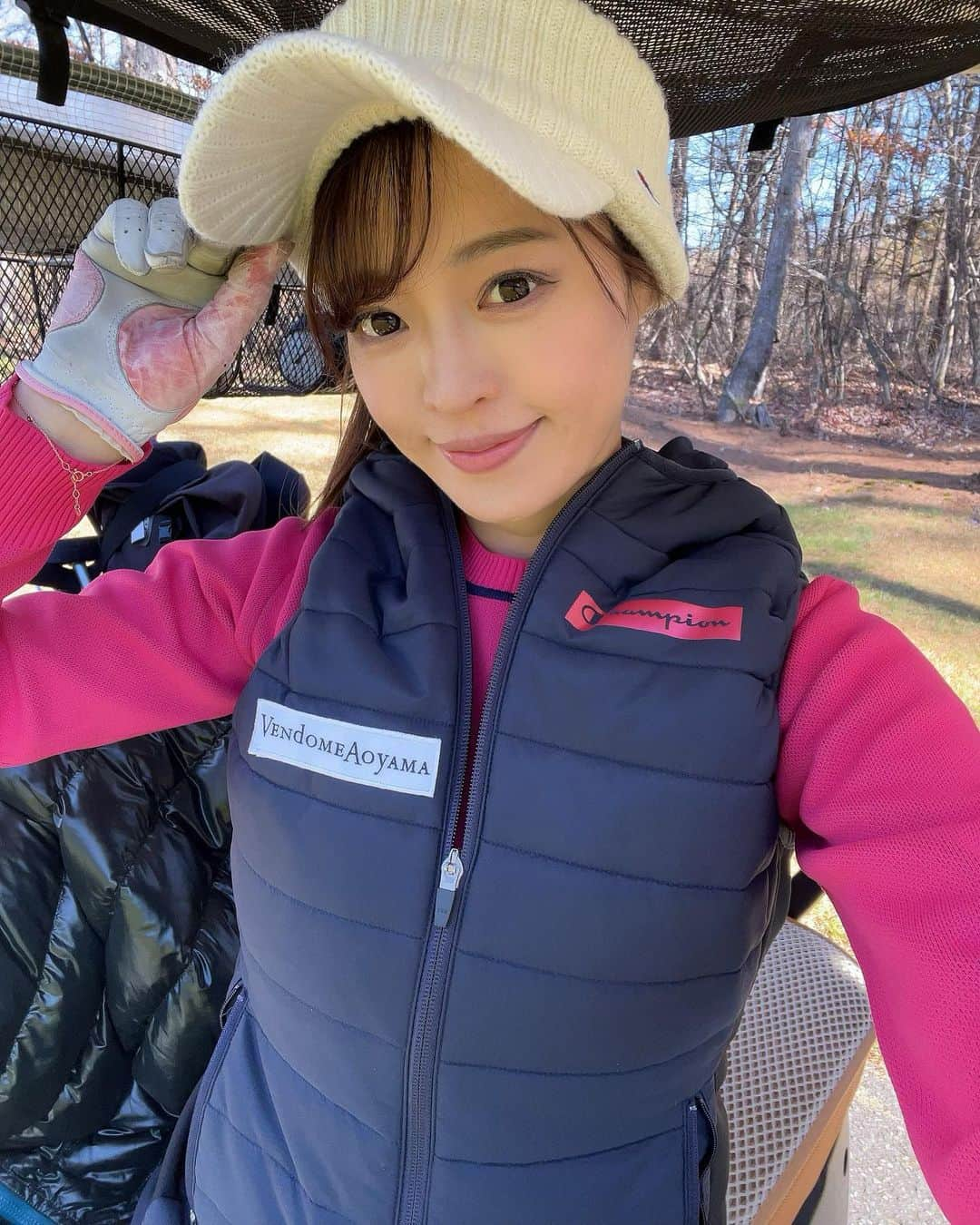 高橋としみのインスタグラム：「軽井沢2日目⛳️  ウェアは　@champion_japan  この2日は1番暖かいウェア着ました😊 風がなければ天気も良かったので 暖かかったよ✨風吹くとふるえる🥶  終わってからのお風呂は天国🛁  動画は @royalblue_golfresort での 山に向かってティーショット🏌️‍♀️ 景色キレイだったなー⛰️  #ゴルフ#ゴルフ女子#ゴルフウェア#ロイヤルブルーゴルフリゾート#golf#高橋としみ#ゴルフ好きと繋がりたい #championgolf#championjp」