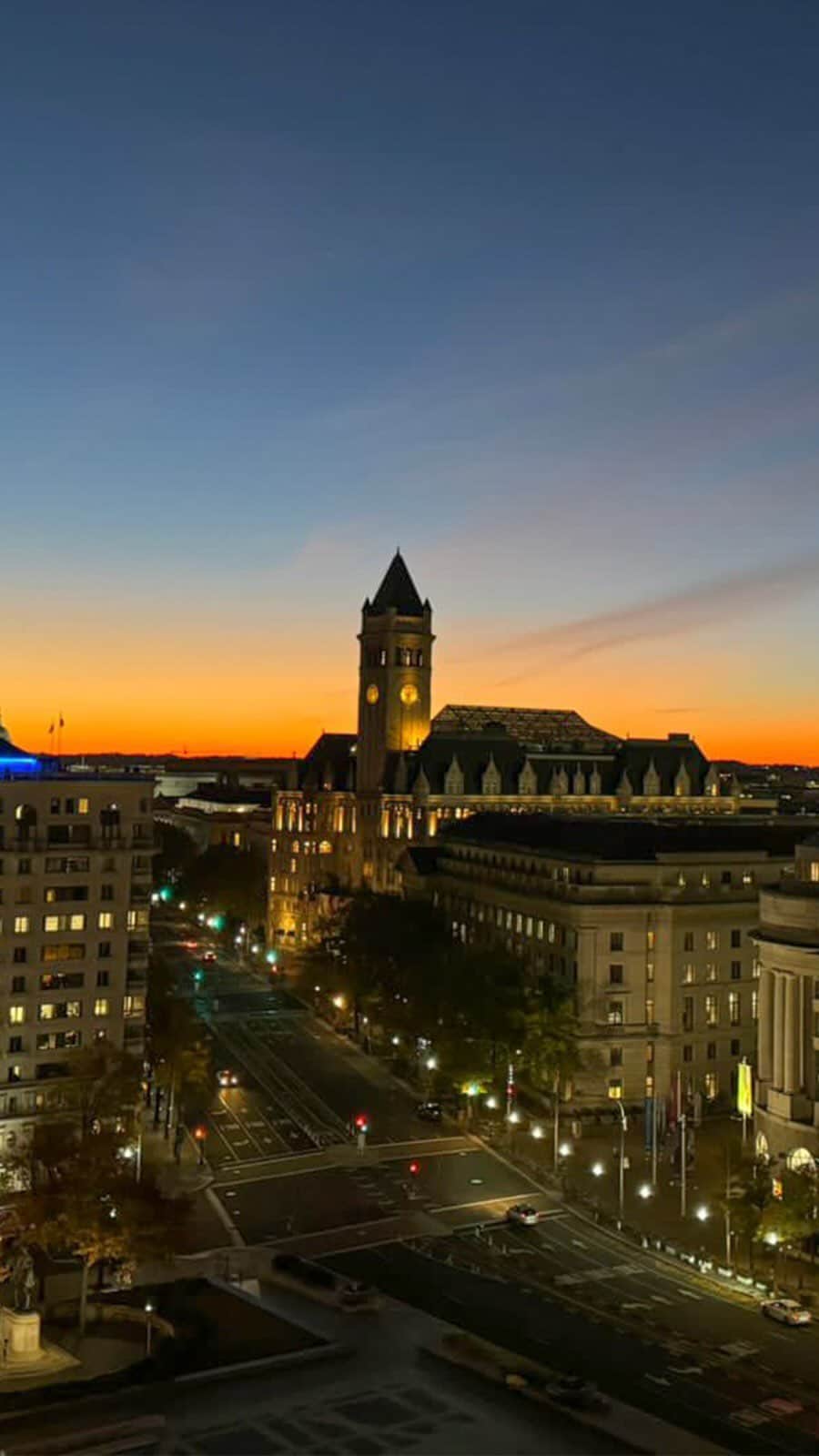 エリック・トヒルのインスタグラム：「Suasana di Washington D.C. - Amerika Serikat: pagi, senja, dan malam.  Bangunan bersejarah di Washington D.C. terlihat jelas dari balik jendela besar tempat saya menginap. Indah.   Sebagai ibu kota, Washington D.C. konsisten menjaga dan melestarikan gedung bergaya arsitektur lama yang usianya sudah ratusan tahun. Ini salah satu cara mereka menunjukkan jati diri bangsa, serta sebagai pengingat sejarah Amerika Serikat dari masa ke masa.  Jakarta, ibu kota Indonesia saat ini juga menyimpan cerita dan banyak bangunan bersejarah. Itu semua harus terus dipertahankan dan dilestarikan agar warganya terus mengingat sejarah.」