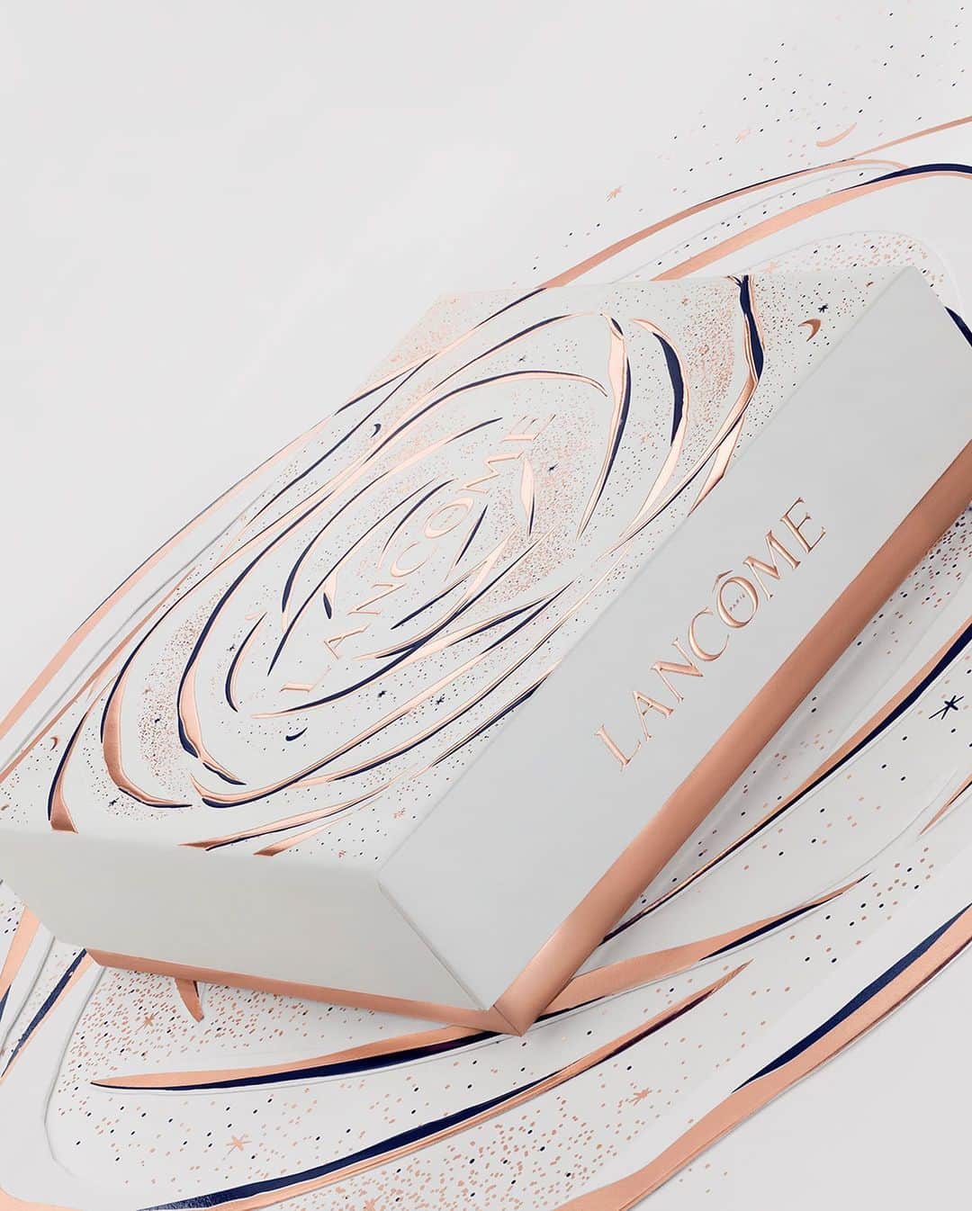Lancôme Officialさんのインスタグラム写真 - (Lancôme OfficialInstagram)「Lancôme’s sublime gift experience starts from the beautifully-decorated limited-edition box. Powerful, modern and unique, it transports the receiver to the extraordinary Lancôme universe, concealing the most precious gift selections.  #Lancome #LancomexLouvre #Holiday23」11月15日 19時04分 - lancomeofficial