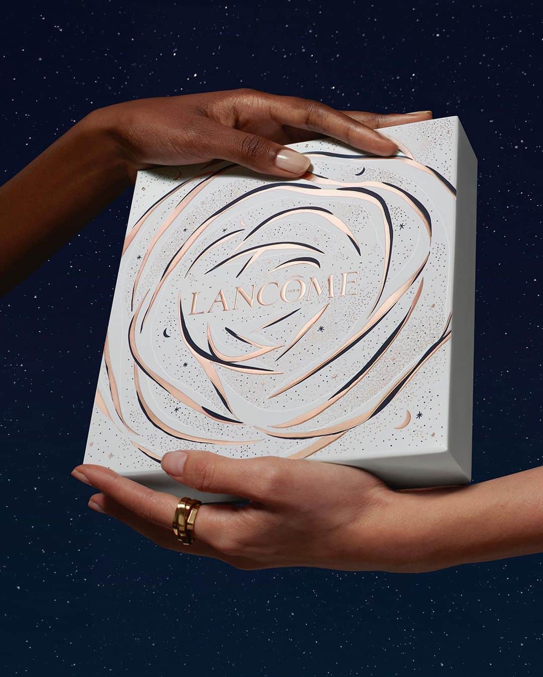 Lancôme Officialのインスタグラム：「Lancôme’s sublime gift experience starts from the beautifully-decorated limited-edition box. Powerful, modern and unique, it transports the receiver to the extraordinary Lancôme universe, concealing the most precious gift selections.  #Lancome #LancomexLouvre #Holiday23」