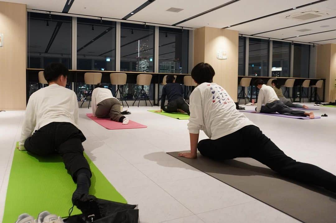 関東学院大学のインスタグラム：「ご無沙汰しております💦  今日の写真は、11/14に横浜・関内キャンパスで行われた「フィットネス&ヨガ」体験の様子📷  トレーナーの川人将裕さん、ヨガインストラクターの西林さきさんをお招きしカラダとココロを整えました🧘🏻  17階ユニバーシティ・ラウンジにて、みなとみらいの景色を見ながら行ったフィットネスとヨガ。 参加した学生は、「辛い体勢もありましたが、普段のキャンパスではできない体験ができ、スッキリしました」と特別な時間となった様子です🌃✨  川人さん、西林さん貴重なお時間をありがとうございました！！！  #関東学院大学 #フィットネス #ヨガ #川人将裕先生 #西林さき先生 #ありがとうございます😊」