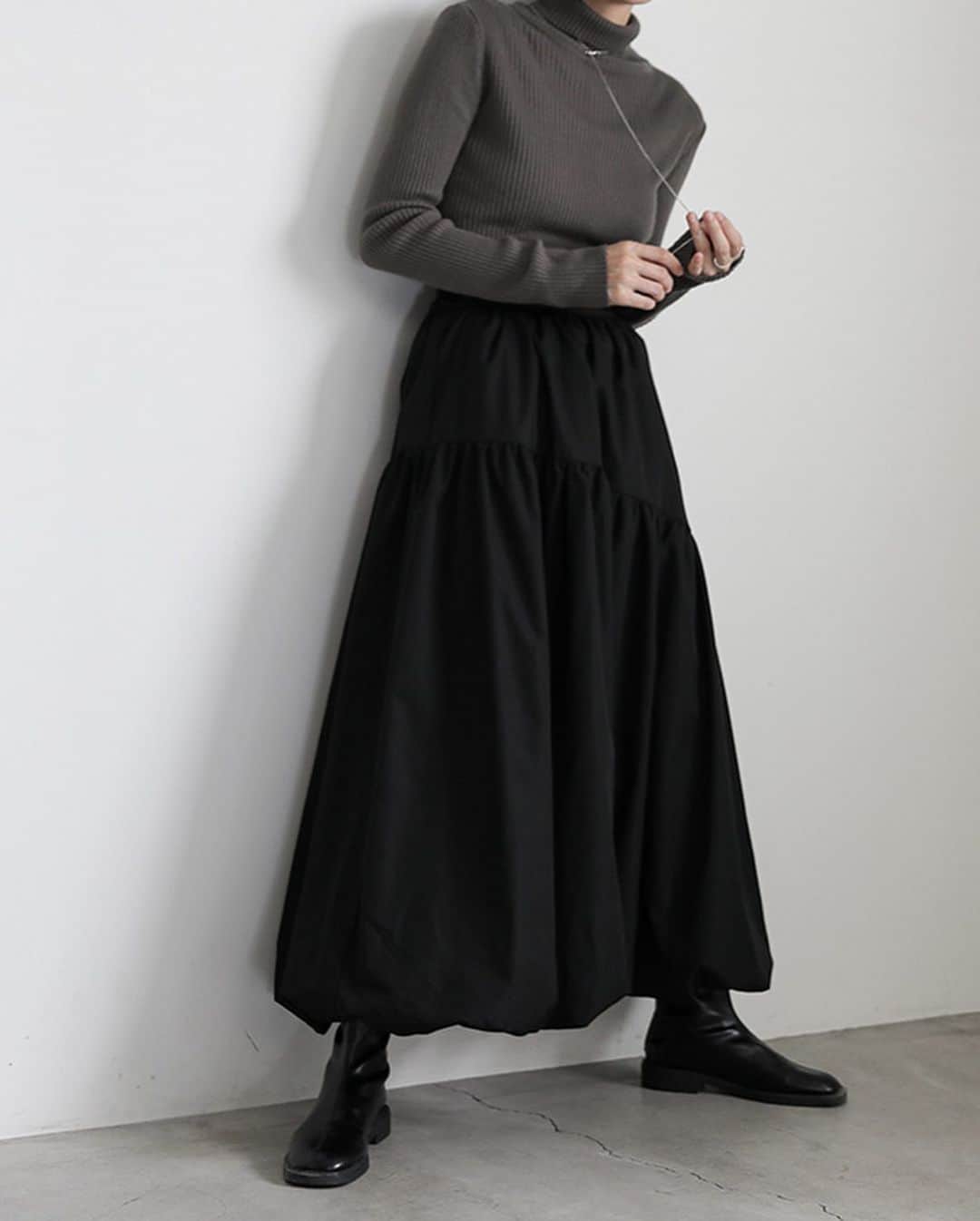 moca さんのインスタグラム写真 - (moca Instagram)「11/14 newitem . No. 30001410 ギャザー切替バルーンスカート  バルーンデザインが目をひくボリュームスカート。  アシメ切替にギャザーをプラスすることで、 より動きのある表情を楽しめる1枚に仕上げました。  しっかりとした肉厚な生地感で、シワも気になりにくく、 ウエストはバックゴム仕様なのでストレスフリーな着心地です。  price：5,500yen（tax in) color : ベージュ / ブラック model : 160cm  #selectmoca #セレクトモカ」11月15日 19時06分 - selectmoca