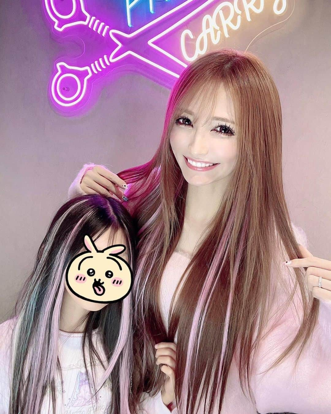 寿リリカのインスタグラム：「♡ 娘とピンクエクステおそろ💗💗 ♡ キラッキラに輝くティンセルもつけてもらってかわちい💖😍 ♡ ママはイヤリングカラーぽく部分的に💗💖💗💖💗💖 ♡ エクステといえばキャリー❣️❤️ということで、昔担当してもらってた池上さんにつけてもらいにいったよん💓💗💓💗 ♡ キャリーのシールエクステ、サラサラだし持ちがいいから気に入ってる🥰 ♡ 店長の小柳さんからいただいたキャリーオリジナルのエクステブラシうれしい❤️エクステの根元からとかしてもからまらずにとかせてよかったよー🥰 ♡ #エクステ #キャリー #シールエクステ #ピンクエクステ #イヤリングカラー #pr」