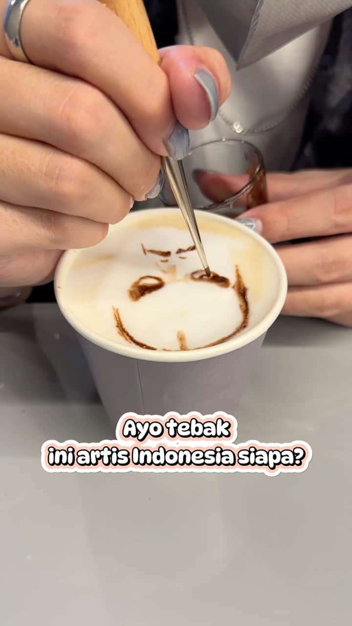 そこらへん元気のインスタグラム：「Latte Art Quiz☕️ Kalian dapat poin berapa?😏 Terima kasih @hat_coffee @hatcoffee_latteart_stand 🙏🏻 Maaf ya Deddy san🙇🏻‍♂️ @mastercorbuzier  #latteart #2dlatteart #artisindonesia #japantravel #japanese #jalanjalanjepang #genkibanget」