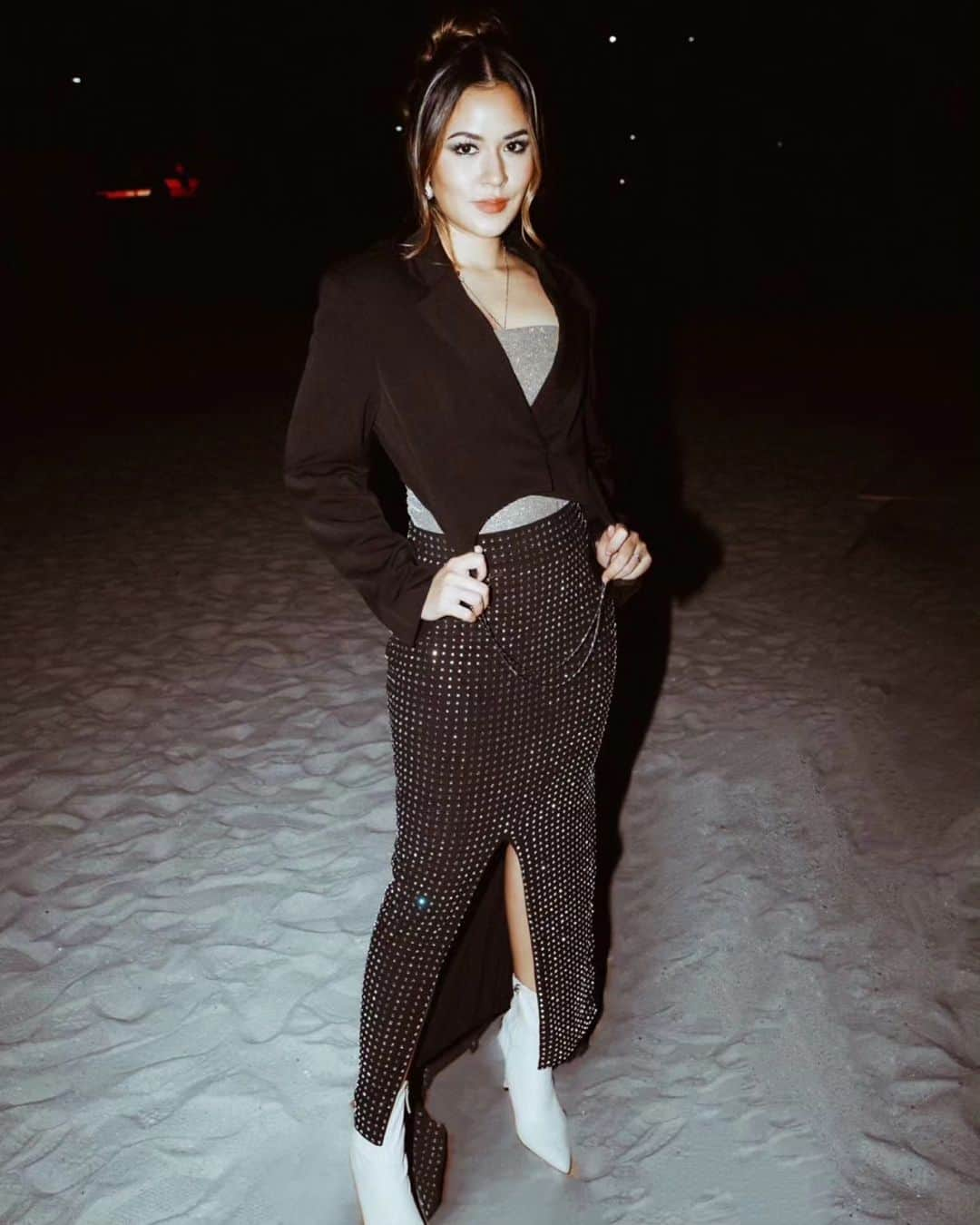 Raisa Andrianaさんのインスタグラム写真 - (Raisa AndrianaInstagram)「Emang boleh se blink2 ini di pantai?? 🤣 Thank youu @soundofunity.id !!  Makeup // @ferryfahrizal  Hair // @ibaayy___  Styled // @ivanteguhsantoso  Photo // @agrasuseno」11月15日 19時07分 - raisa6690