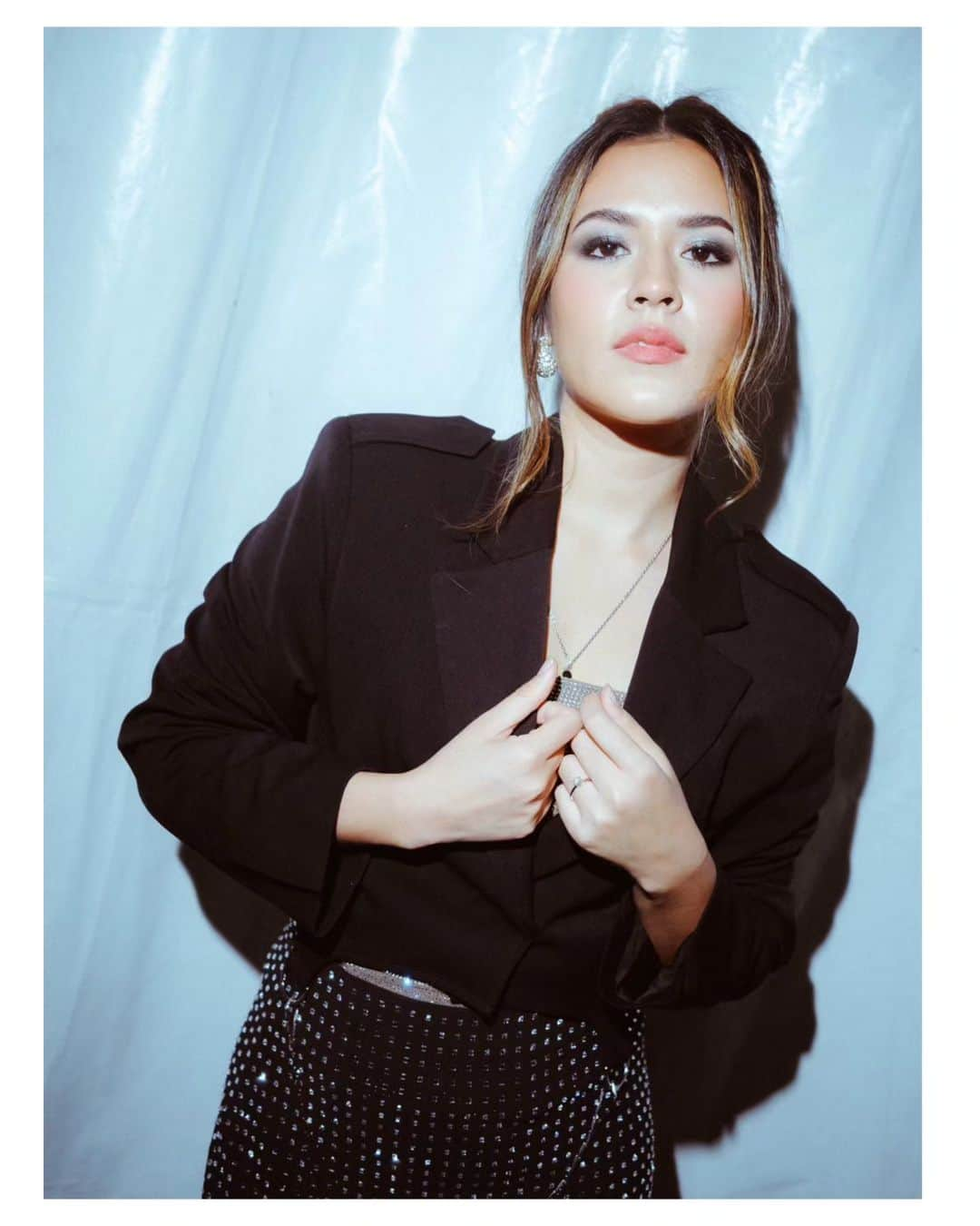 Raisa Andrianaさんのインスタグラム写真 - (Raisa AndrianaInstagram)「Emang boleh se blink2 ini di pantai?? 🤣 Thank youu @soundofunity.id !!  Makeup // @ferryfahrizal  Hair // @ibaayy___  Styled // @ivanteguhsantoso  Photo // @agrasuseno」11月15日 19時07分 - raisa6690