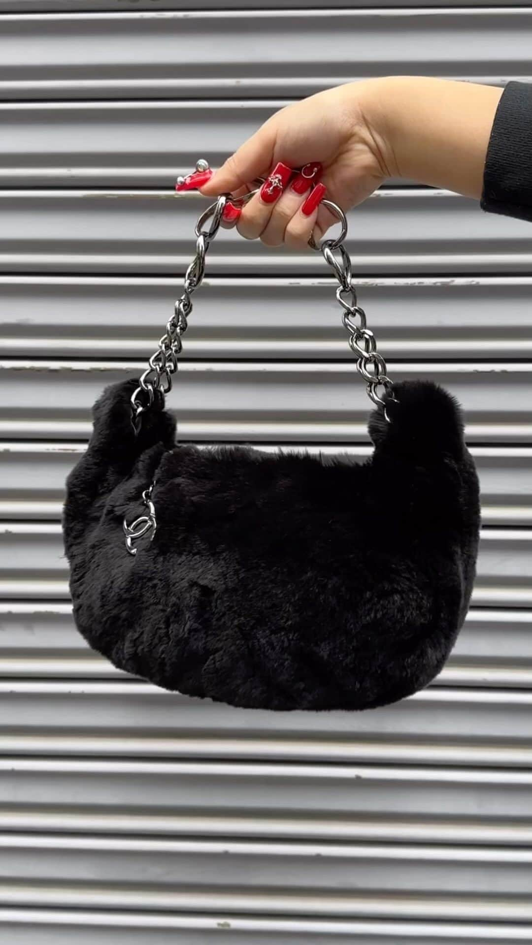 Vintage Brand Boutique AMOREのインスタグラム：「Vintage Lapin Fur Handbag in Black🖤  Product code : 110086  #chanelbag #chanellover #chanelclassic #chanelhandbag #chanellove」