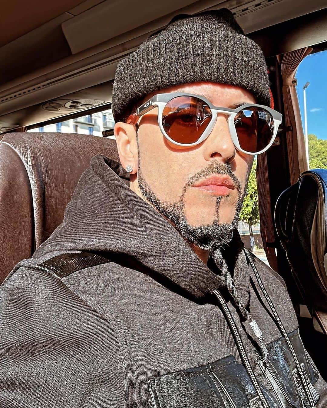 ヤンデルのインスタグラム：「De camino a los ensayos latin grammy 👽」