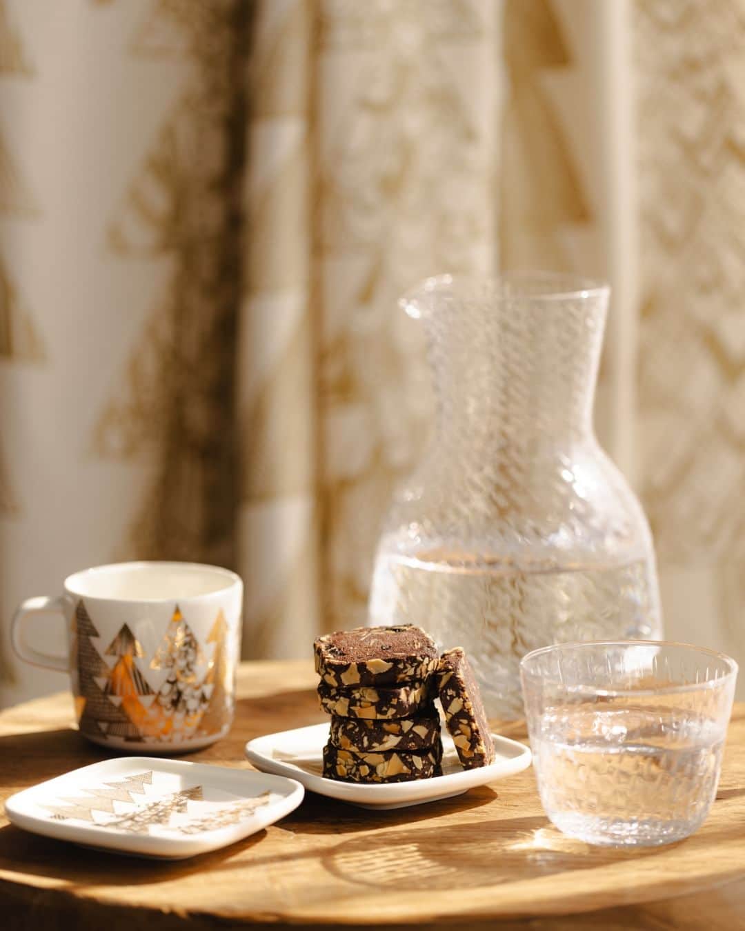 Marimekko Japanさんのインスタグラム写真 - (Marimekko JapanInstagram)「ホリデーシーズンはホームパーティーの機会も増える季節。そんなシーンにぴったりのホワイトxメタリックゴールドのテーブルウエアがパーティーを盛り上げます。  @thepolkadotter  #marimekko #marimekkofw23 #マリメッコ #マリメッコ愛 #北欧デザイン #フィンランド #フィンランドデザイン」11月15日 19時18分 - marimekkojapan