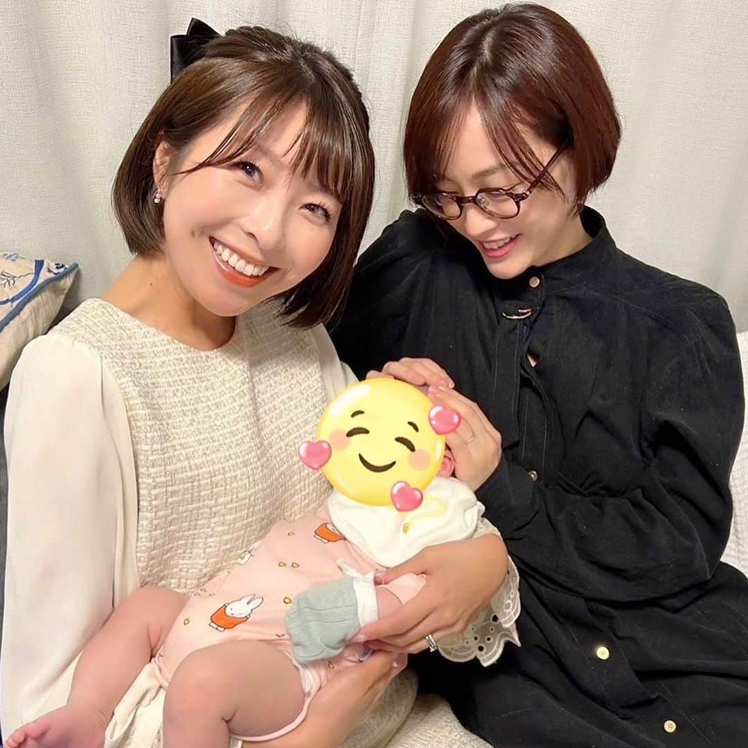 小尾渚沙さんのインスタグラム写真 - (小尾渚沙Instagram)「えりなっちのベビちゃんに会いに行ってきました😍  可愛すぎるーーーーっ😭❤️❤️❤️❤️❤️❤️❤️❤️❤️❤️❤️❤️❤️❤️❤️  大学時代から一緒のえりなっちがついにママに…と思うと、 自分のことのように嬉しくて😭👏 ベビちゃんに微笑む姿やオムツかえてる姿は、いつも以上に優しい表情で、すっかりママになってました🥰🥰  帰宅してからも写真を見ながら、 しばらく余韻に浸っちゃいました〜👶💕  は〜💕幸せ🤤🤤🤤💕 本当におめでとう‼️  またすぐ来月会える予定なので、 今からもう待ち遠しいです😎笑 . . #新井恵理那 @elina_arai  #大学時代からのお友達 #ご出産おめでとう ❤️❤️❤️」11月15日 19時11分 - obi_nagisa