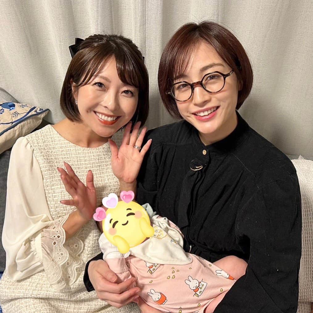 小尾渚沙のインスタグラム：「えりなっちのベビちゃんに会いに行ってきました😍  可愛すぎるーーーーっ😭❤️❤️❤️❤️❤️❤️❤️❤️❤️❤️❤️❤️❤️❤️❤️  大学時代から一緒のえりなっちがついにママに…と思うと、 自分のことのように嬉しくて😭👏 ベビちゃんに微笑む姿やオムツかえてる姿は、いつも以上に優しい表情で、すっかりママになってました🥰🥰  帰宅してからも写真を見ながら、 しばらく余韻に浸っちゃいました〜👶💕  は〜💕幸せ🤤🤤🤤💕 本当におめでとう‼️  またすぐ来月会える予定なので、 今からもう待ち遠しいです😎笑 . . #新井恵理那 @elina_arai  #大学時代からのお友達 #ご出産おめでとう ❤️❤️❤️」